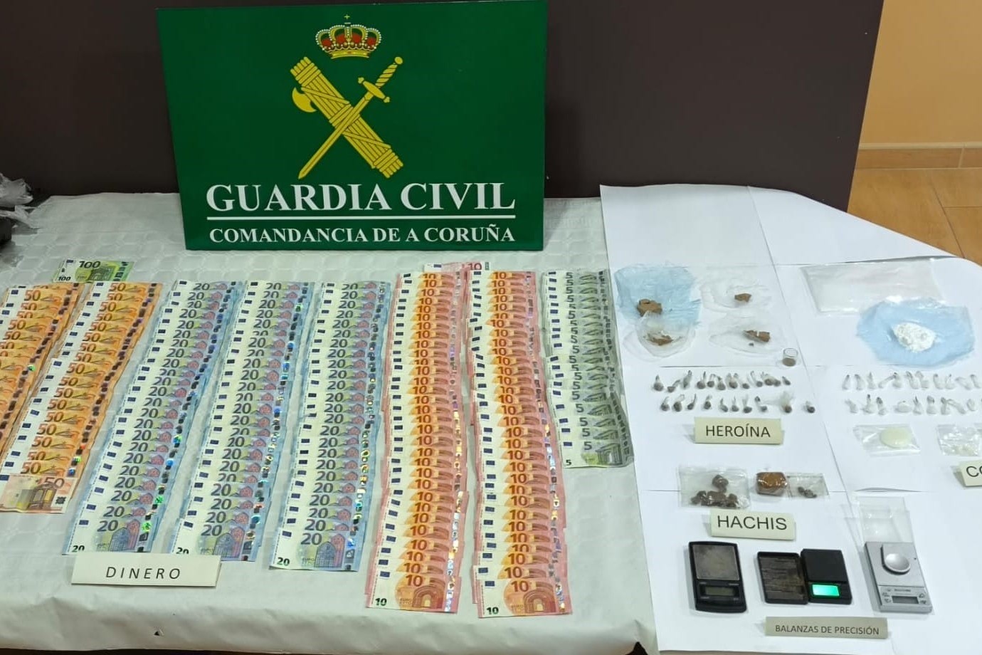 Dinero y droga incautada por la Guardia Civil de A Coruña