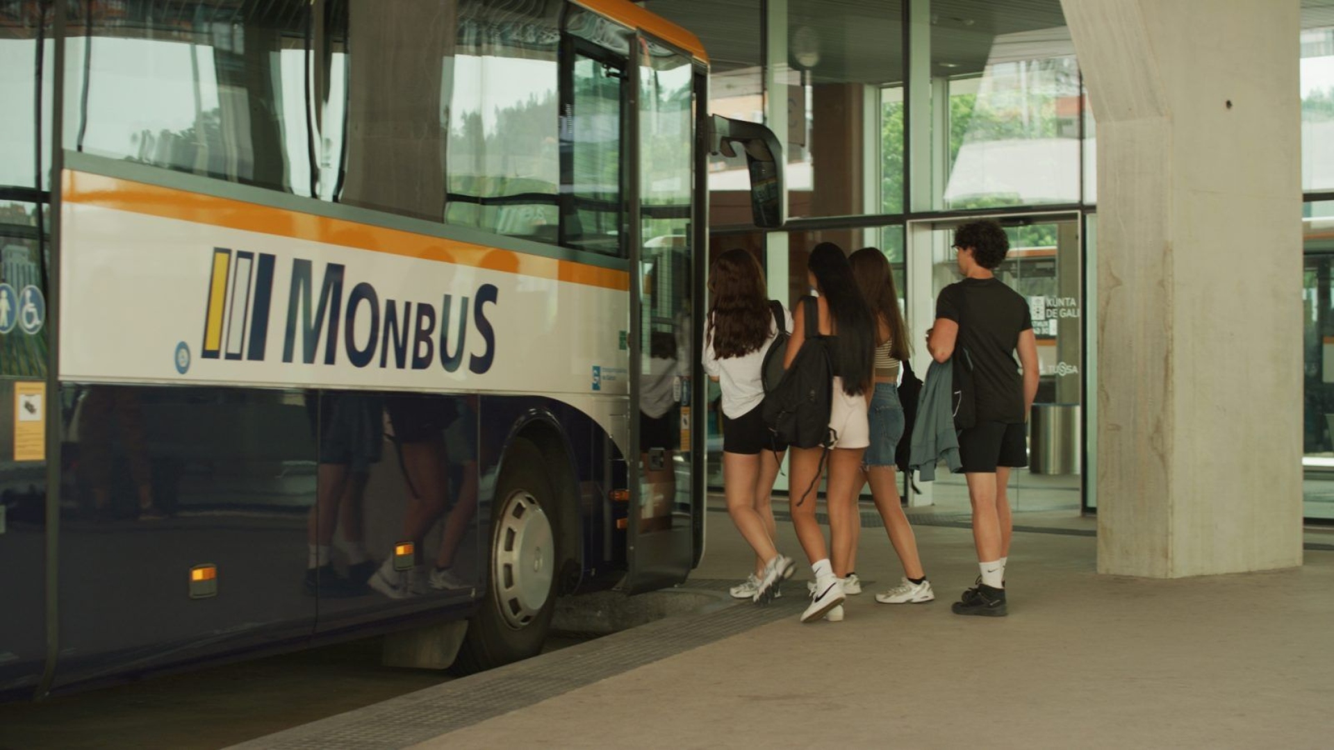 Imagen de archivo de pasajeros entrando en un aotubús de Monbus | MONBUS