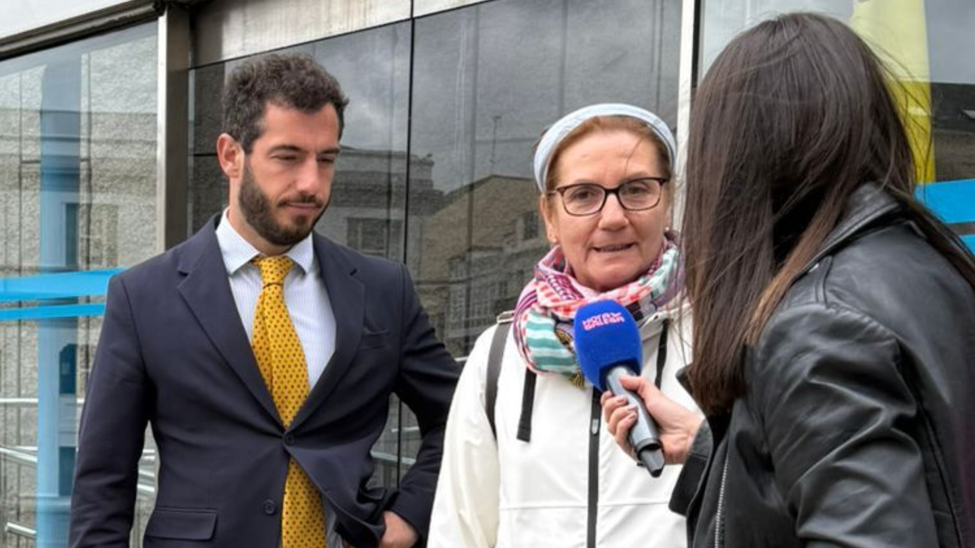 La propietaria, Pilar Pérez, junto a su abogado, Xaime da Pena | APROVIJ