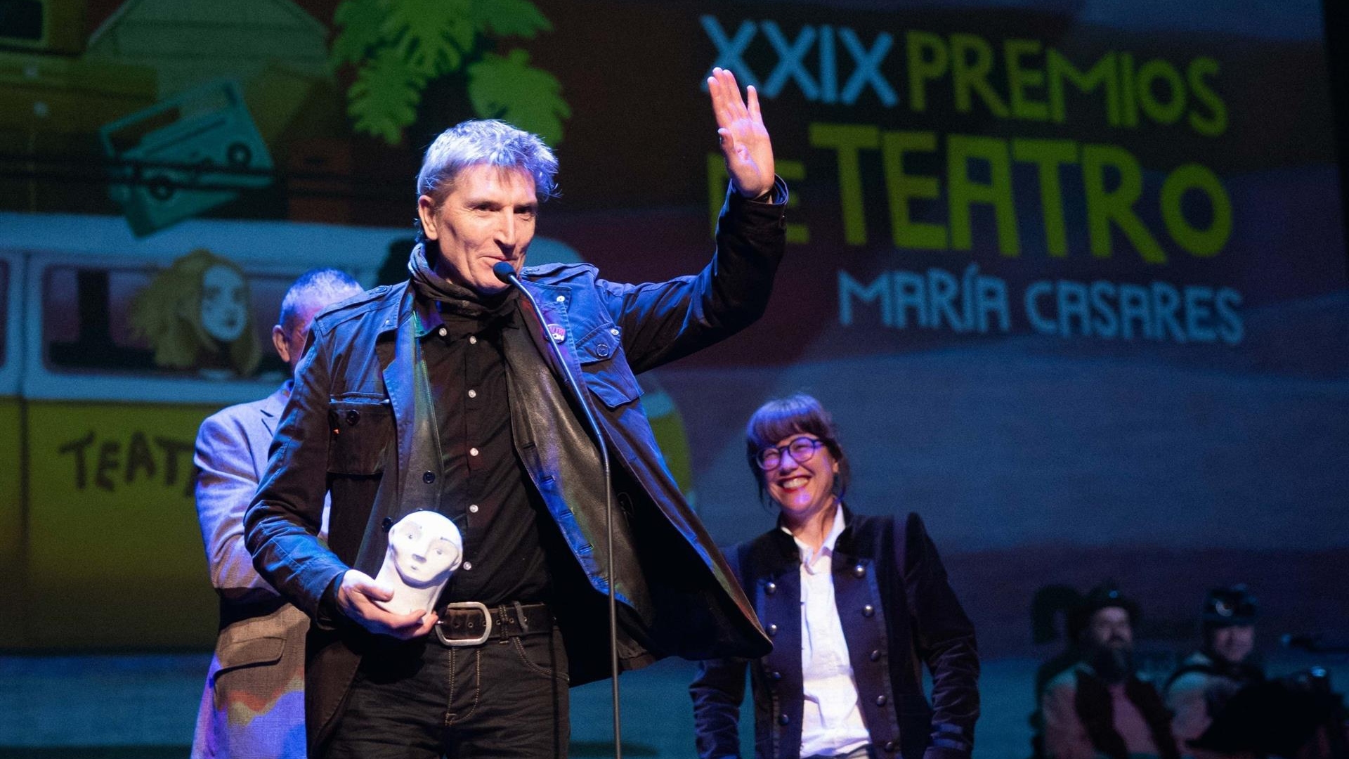 El músico, compositor y actor gallego Piti Sanz recibiendo un Premio Mestre Mateo | AAAG