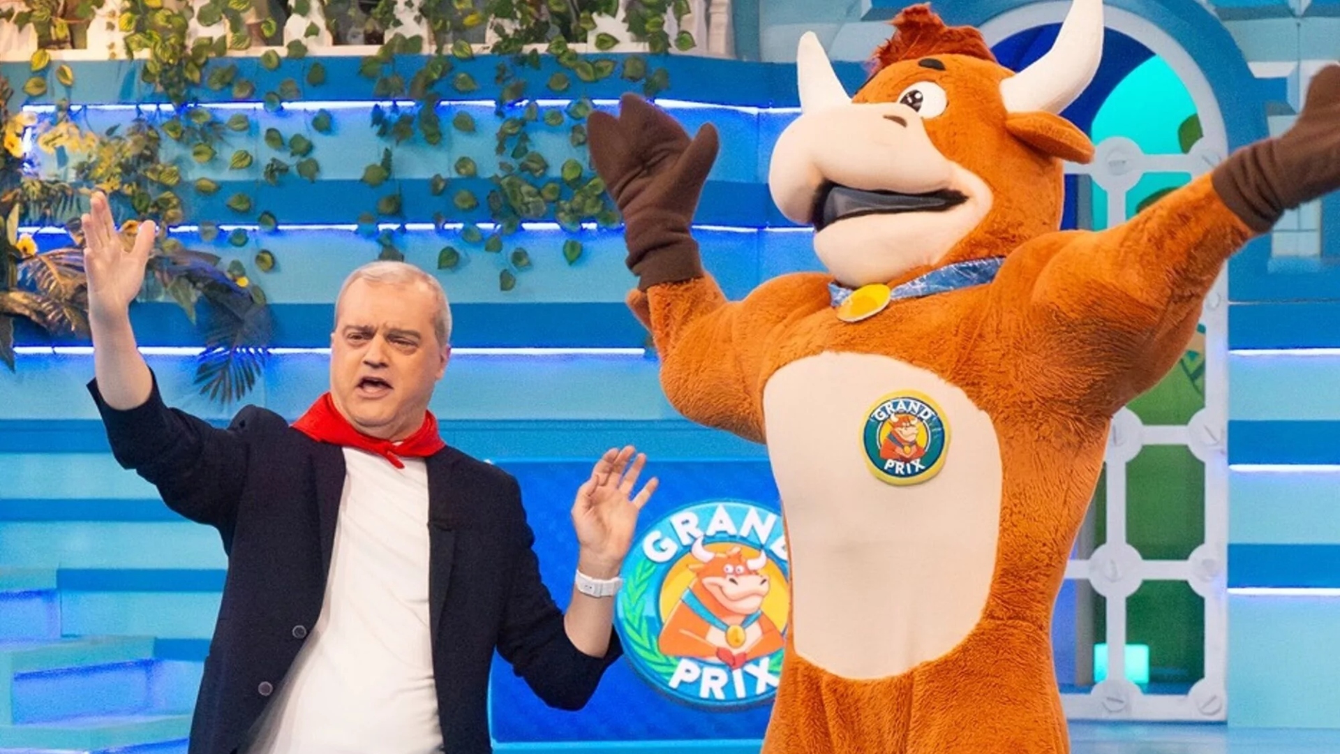 El presentador del 'Grand Prix', Ramón García, junto a la vaquilla del programa en la edición de 2024 | RTVE