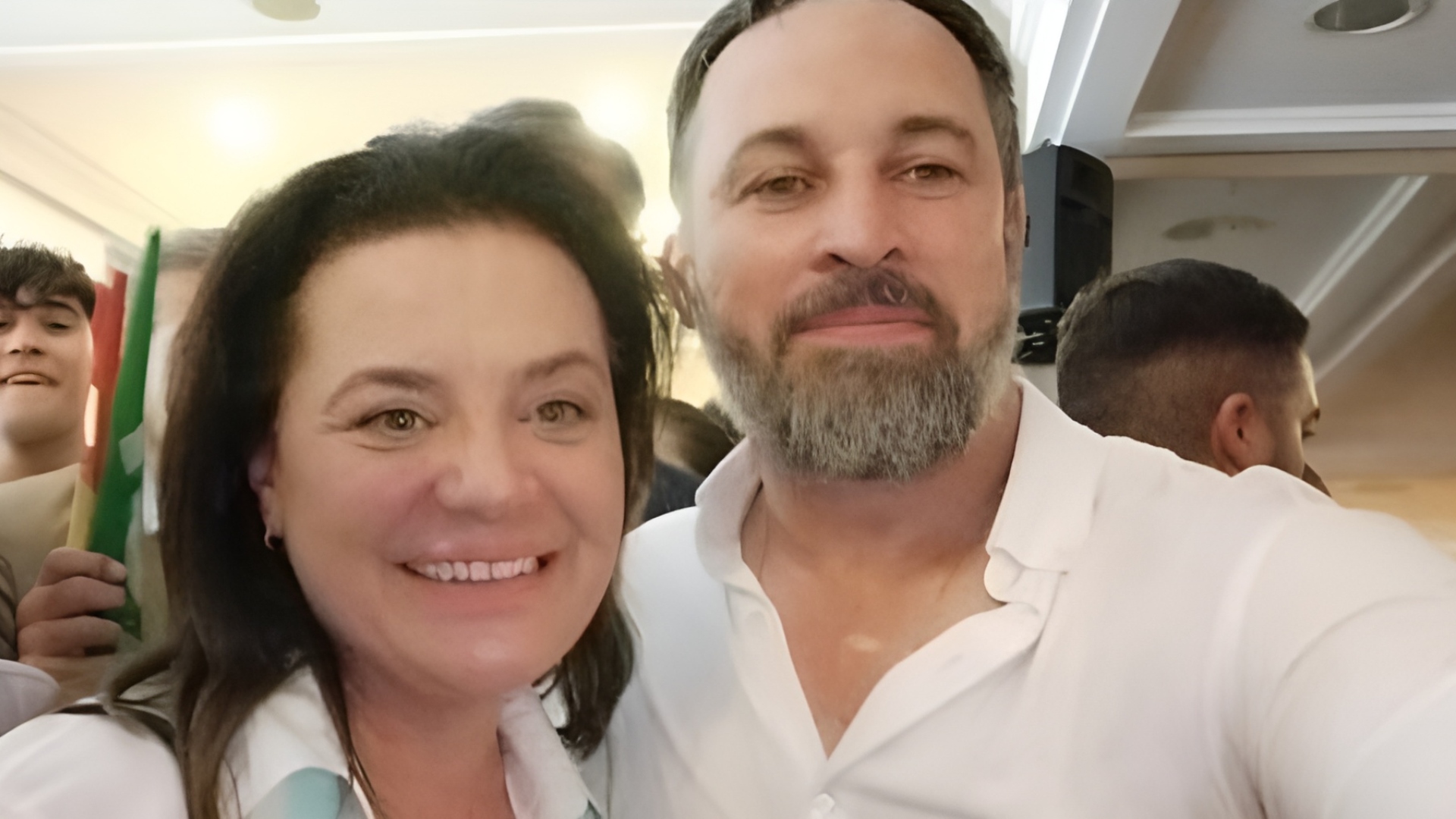 La hasta ahora única concelleira de Vox en Galicia, Lilian Cerdeira, junto a Santiago Abascal | VOX