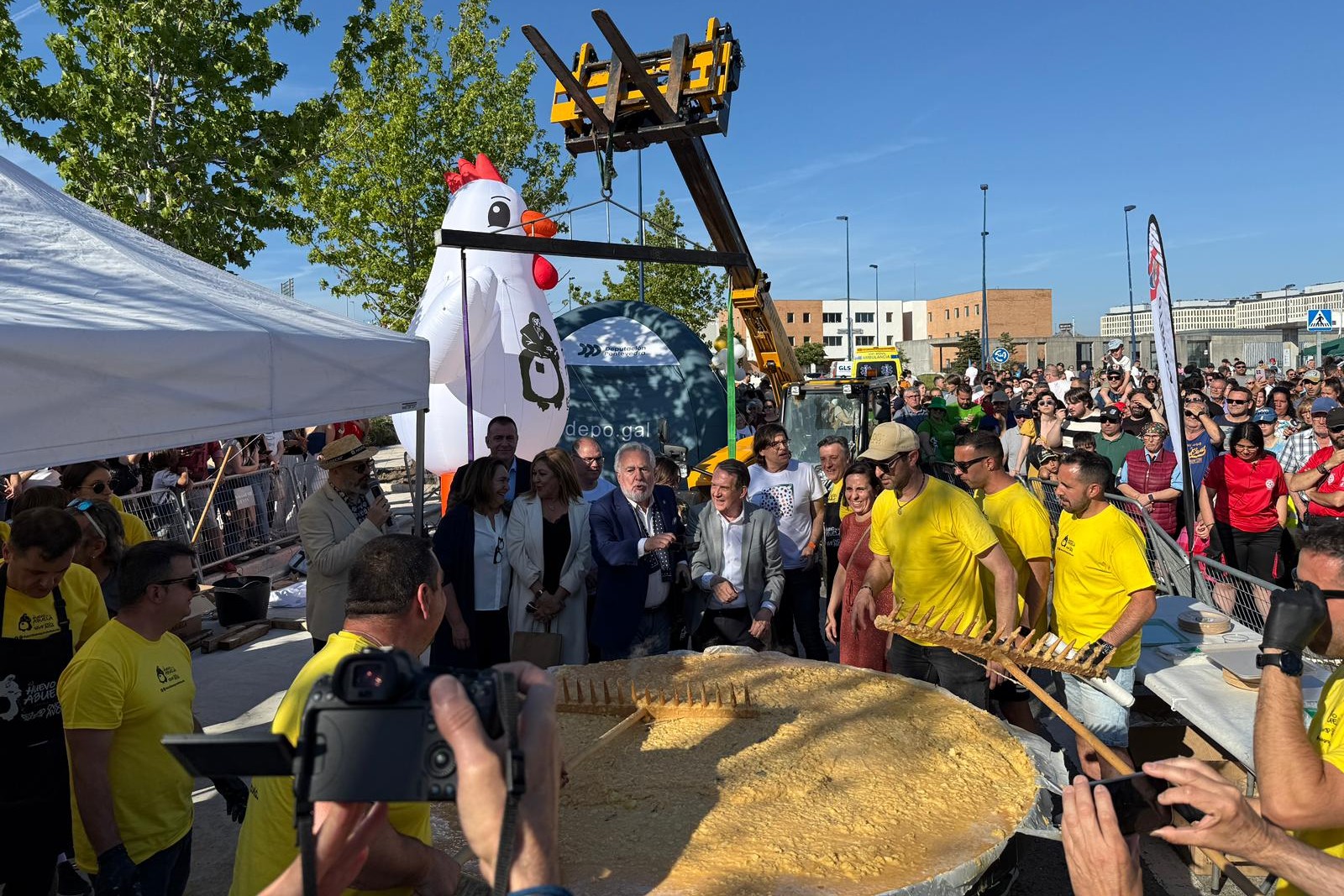 La tortilla gigante fue elaborada por la empresa Los Huevos de la Abuela, especializada en preparar comidas colectivas | CEDIDA