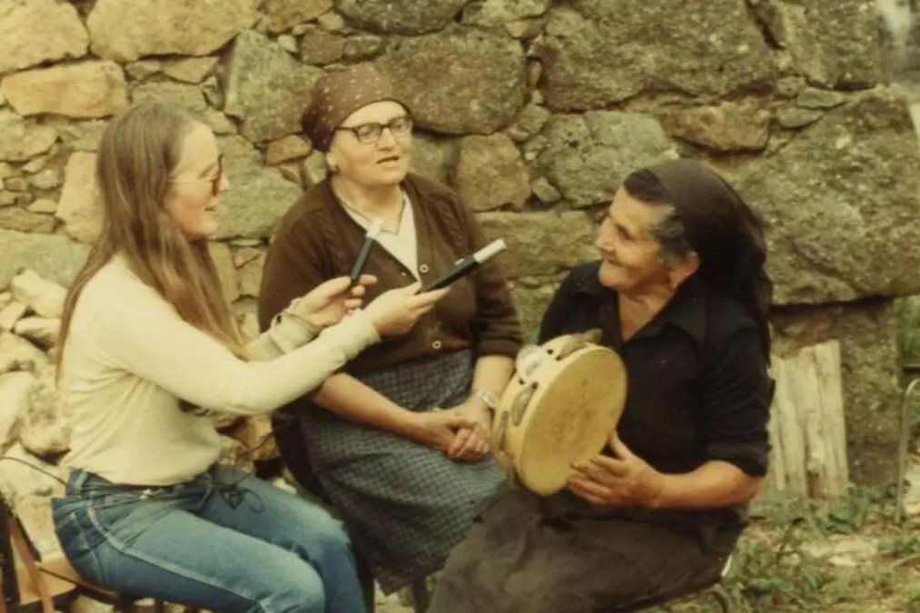 La musicóloga Dorothé Schubarth, con dos cantareiras en Santiago de Mens, Malpica | MUSEO DO POBO GALEGO