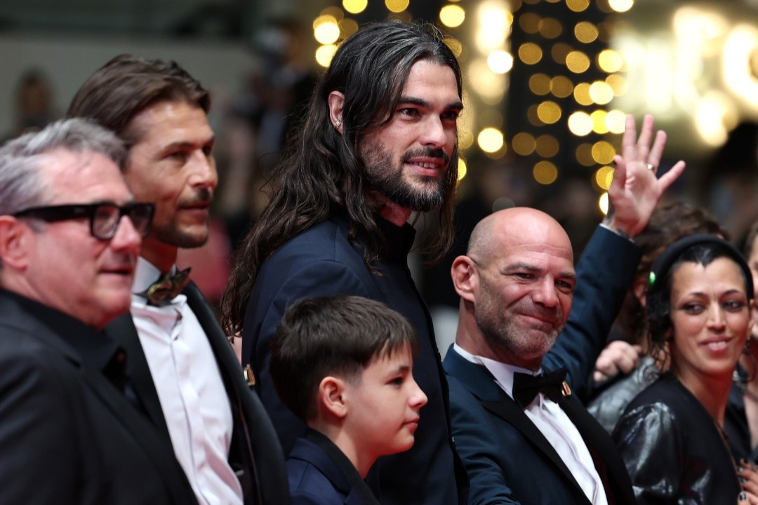 Laxe en el centro rodeado de todo su equipo ayer en la alfombra roja | CANNES