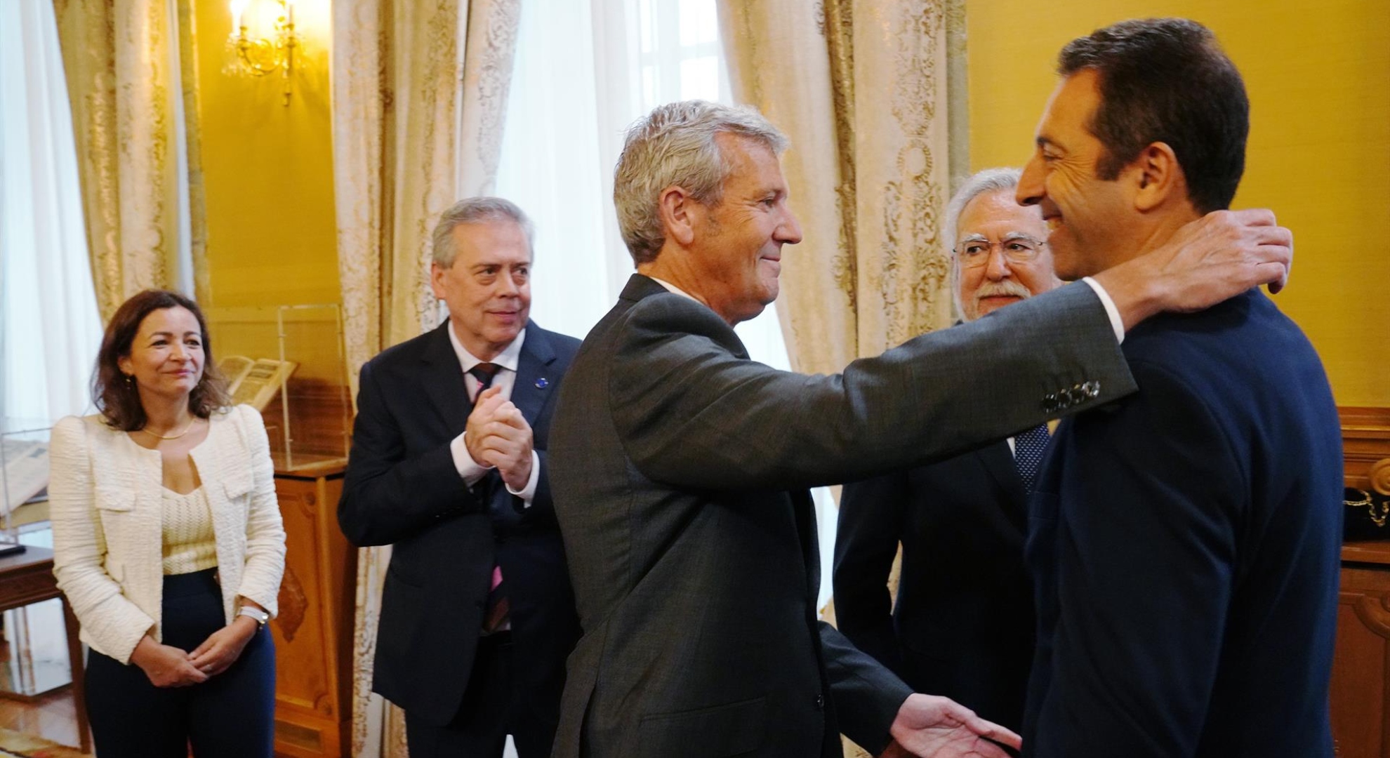El presidente de la la Xunta, Alfonso Rueda, saludando al exconselleiro do Mar Alfonso Villares durante la toma de posesión de su sucesora, Marta Villaverde, tras su denuncia por agresión sexual | EP