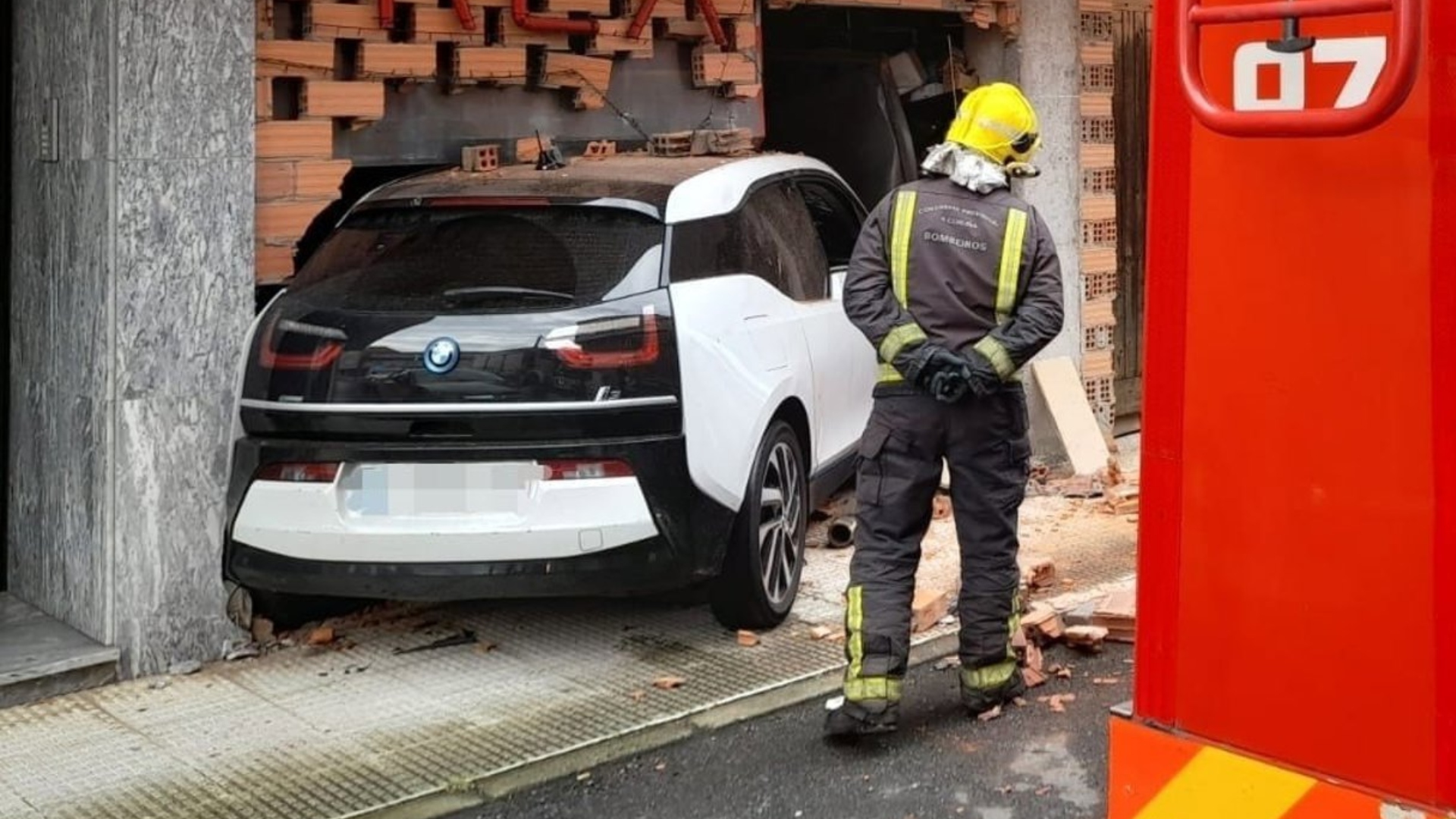 El vehículo eléctrico estampado contra un edificio en Bergondo | CONSORCIO PROVINCIAL CONTRA INCENDIOS DE A CORUÑA
