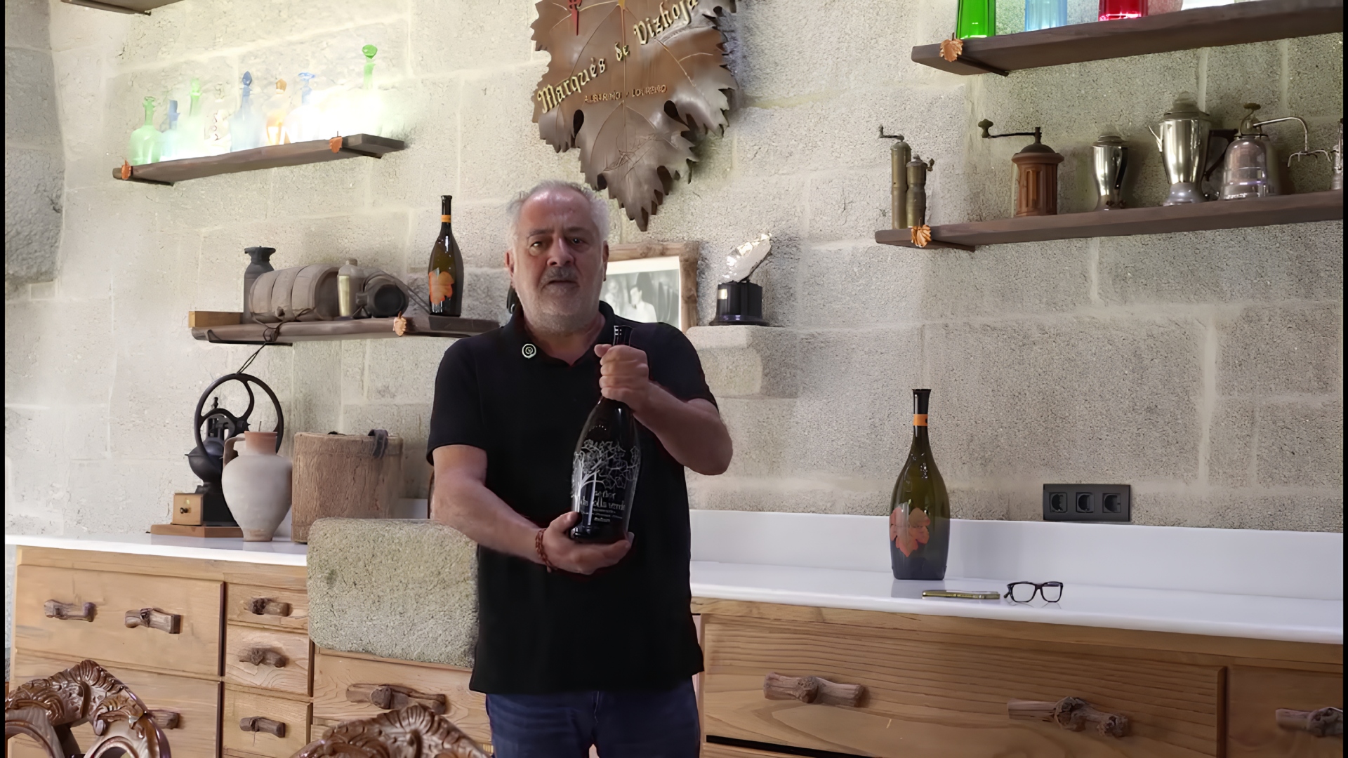 El copropietario y presidente de Bodegas Marqués de Vizhoja, Jorge Peláez, con una botella de Señor da Folla Verde | CEDIDA