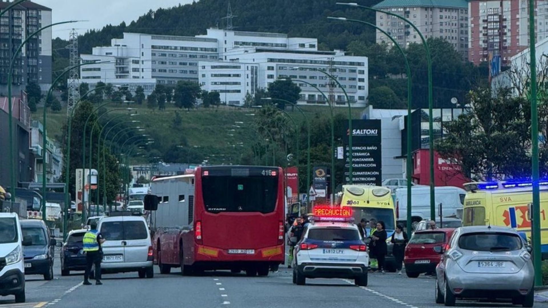 Colisión entre un bus urbano y un turismo en A Coruña