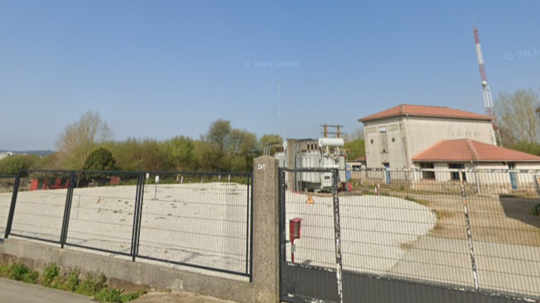 La subestación eléctrica donde localizaron el cadáver en la Rúa Compostela, en Carballo | GE