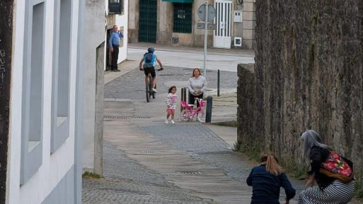Ciclista huyendo tras atropellar a una viandante en Santiago de Compostela