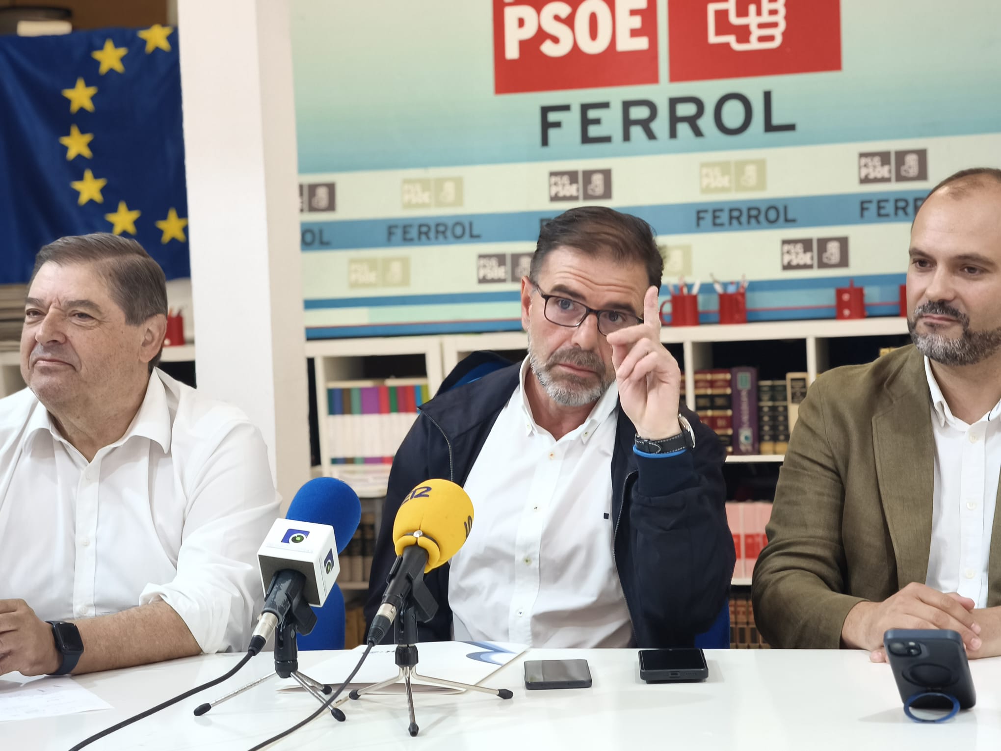 Ángel Mato, Julio Abalde y Bernardo Fernández, durante la rueda de prensa en Ferrol en la que criticaron el rechazo de PP y BNG a la propuesta del PSdeG para crear un clúster gallego de la industria de defensa.