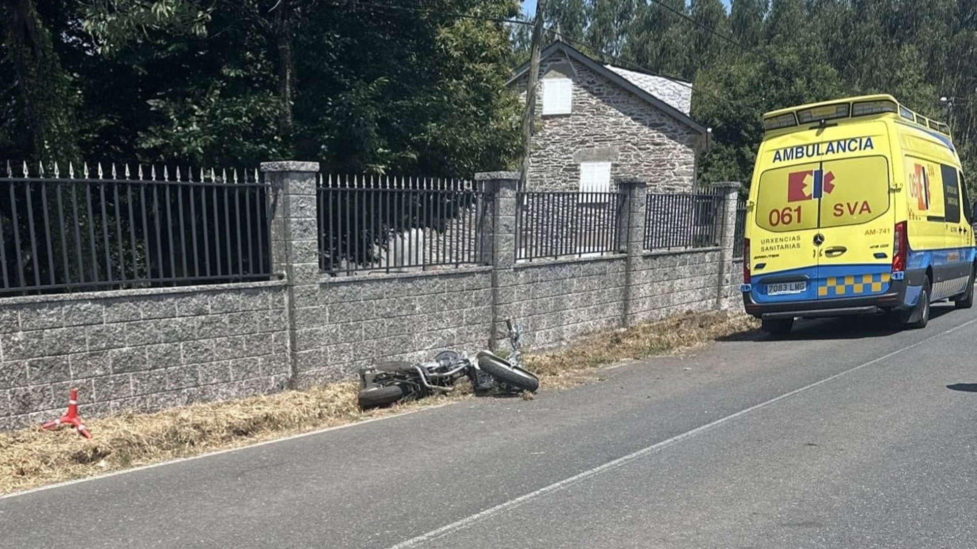 El lugar del accidente mortal en la LU-P-1102 a su paso por Castro de Rei | GUARDIA CIVIL