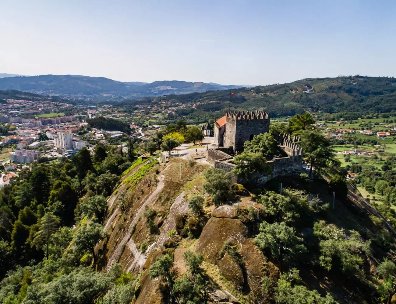 Entre vales verdes e montes de granito, esta vila do norte de Portugal conxuga tradición e tranquilidade cunha oferta turística rica e diversa