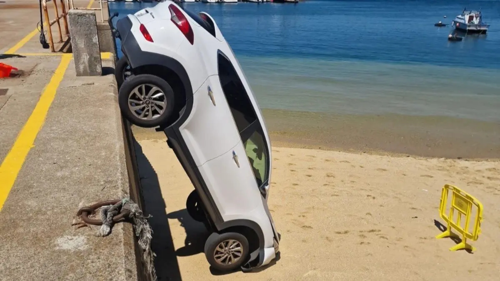 El coche que se precipitó a la playa de Pescadoira, en Bueu | CEDIDA