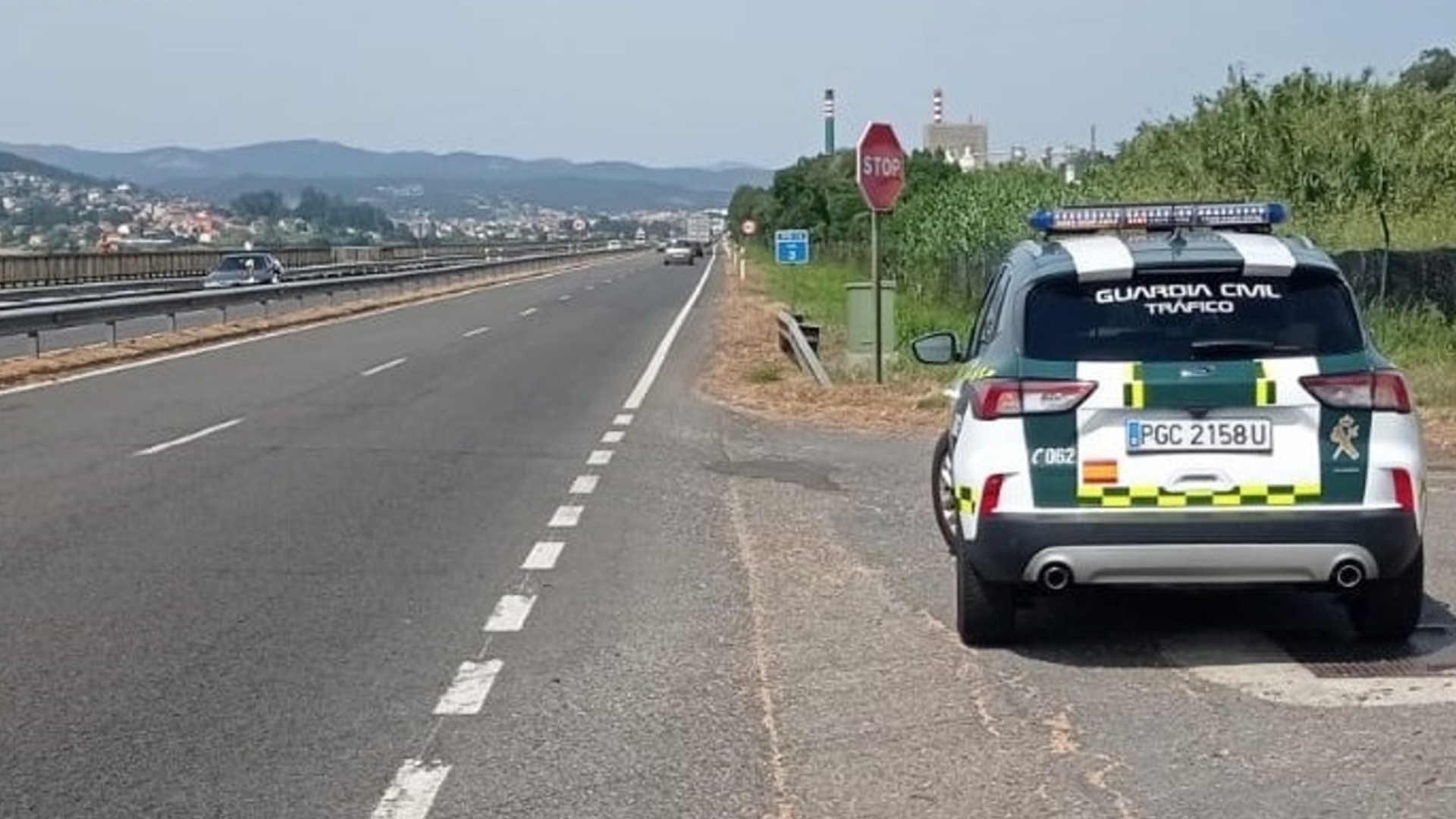 Imagen de archivo de un vehículo de la Guardia Civil de Tráfico en Pontevedra | GUARDIA CIVIL