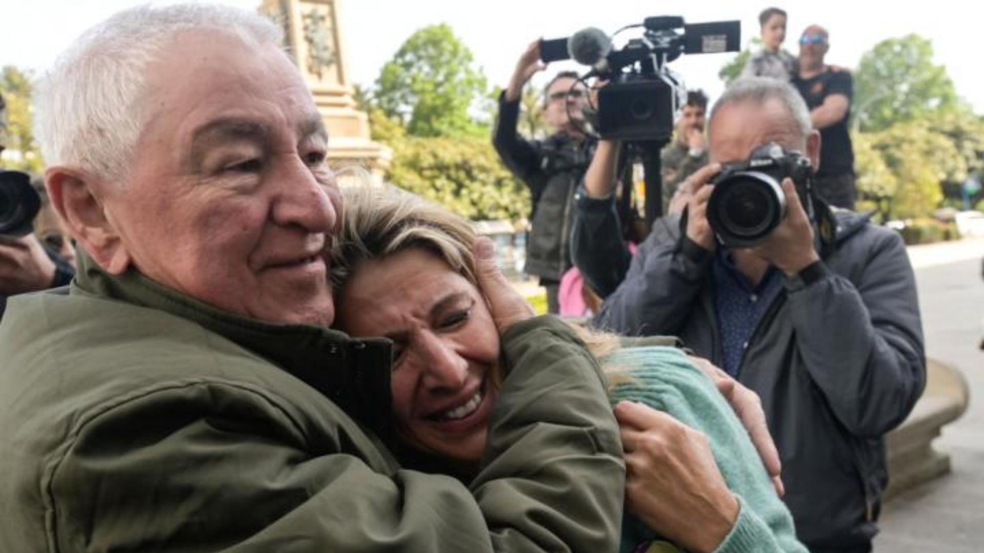 Imagen de archivo del sindicalista Suso Díaz junto a su hija, la vicepresidenta del Gobierno y ministra de Trabajo Yolanda Díaz | EP