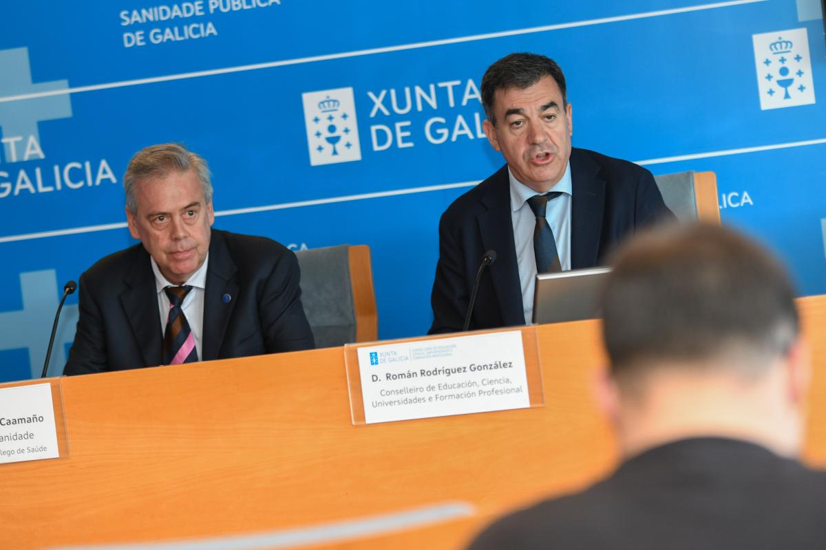 Conselleiros de Sanidade y Educación tras la reunión del grupo de trabajo para la descentralización de Medicina
