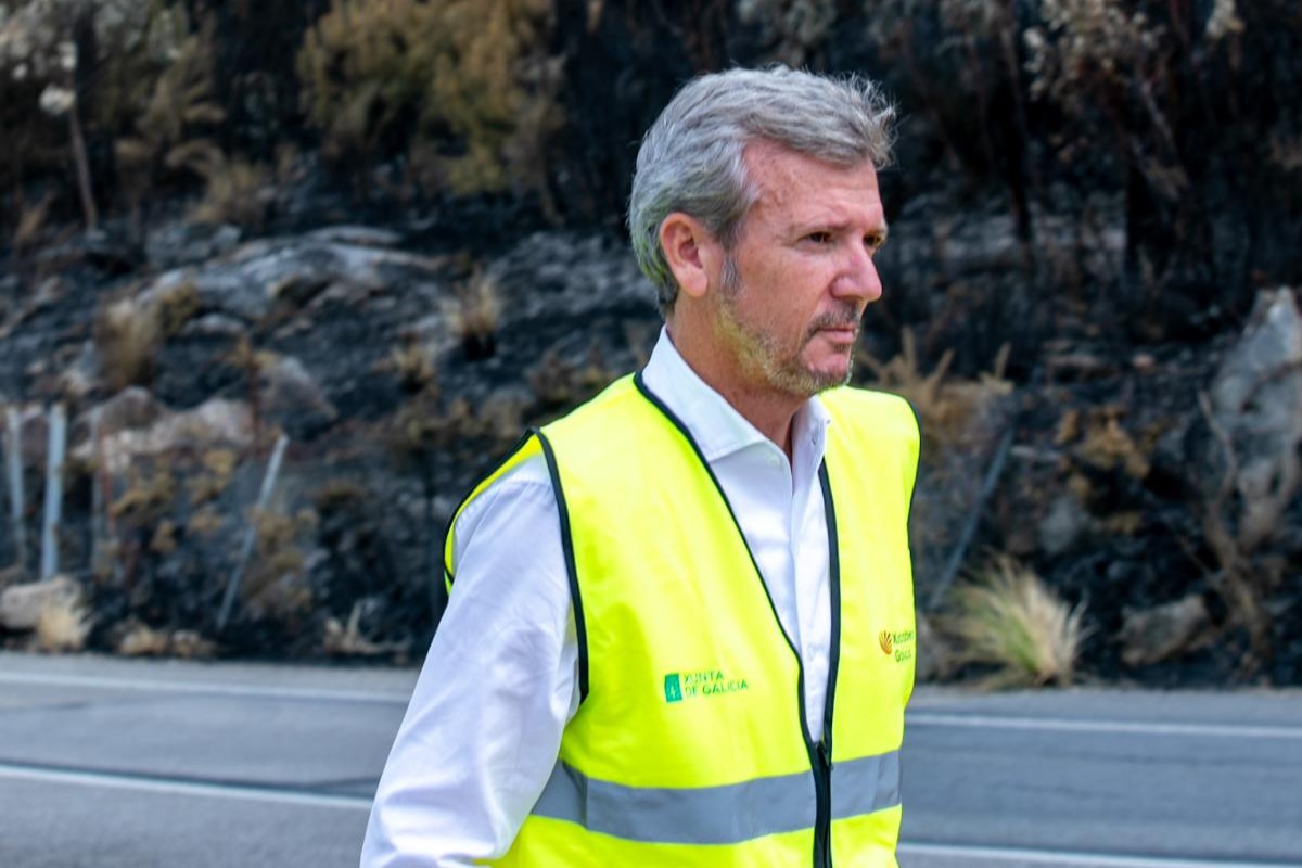Alfonso Rueda, durante una visita a uno de los montes quemados en Ourense
