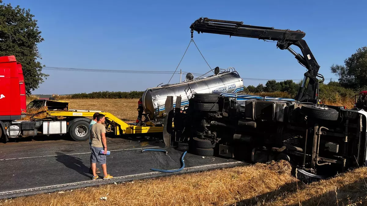 Imagen de la retirada del camión que paralizó el tráfico en la N-640 | EMERXENCIAS DE LALÍN