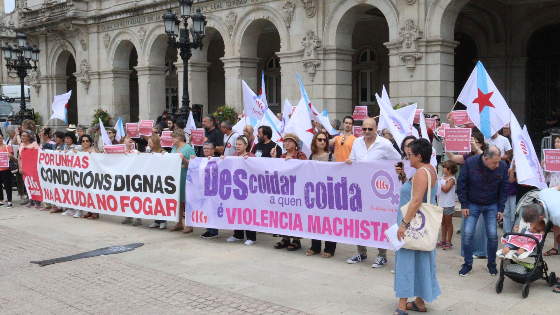 Imagen de archivo de una concentración por la muerte de Teresa, trabajadora del SAF de O Porriño, a manos del marido de una usuaria | CIG