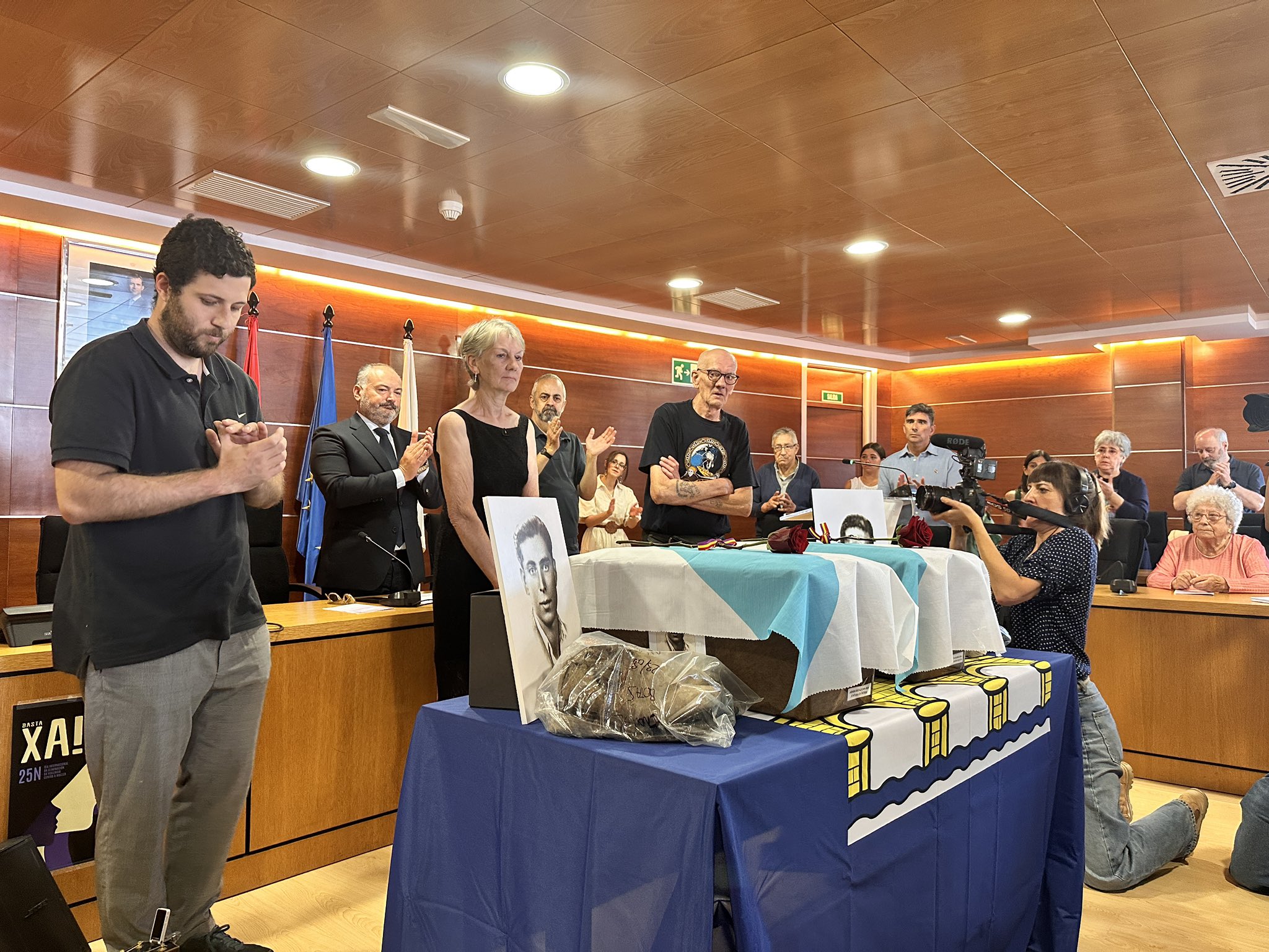 Acto de entrega de los cuerpos de José Galán Núñez y Manuel Ramiro Souto en el Concello de Culleredo