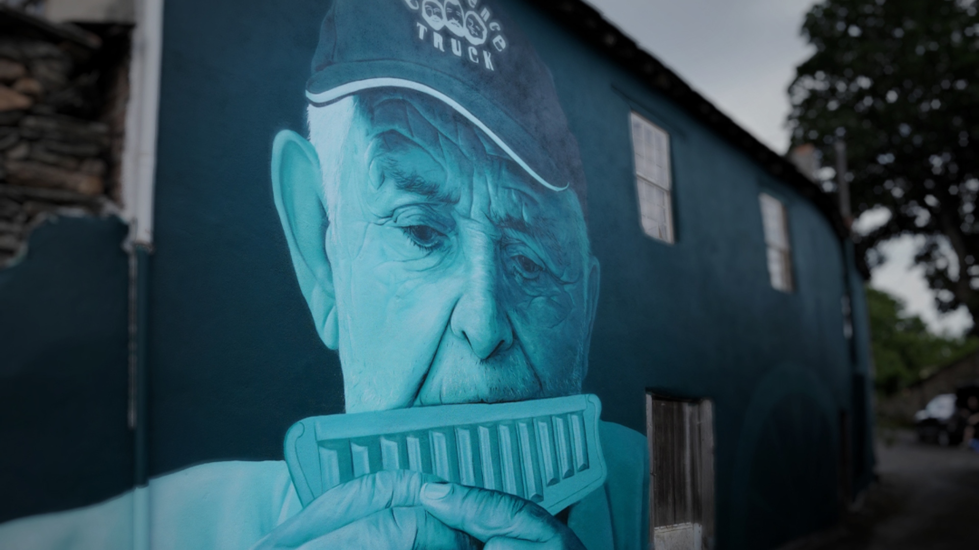 El mural de Mon Devane "Juan el Afilador" en la aldea de Castiñeira, en San Xoán de Río | CONSORCIO DE TURISMO DA RIBEIRA SACRA