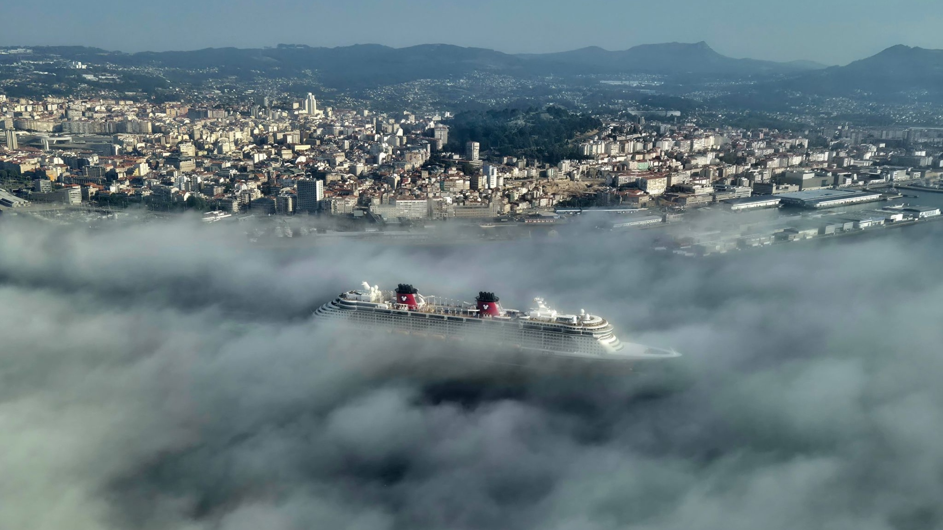 El crucero Disney en una Ría de Vigo cubierta por una densa niebla | GARDACOSTAS DE GALICIA