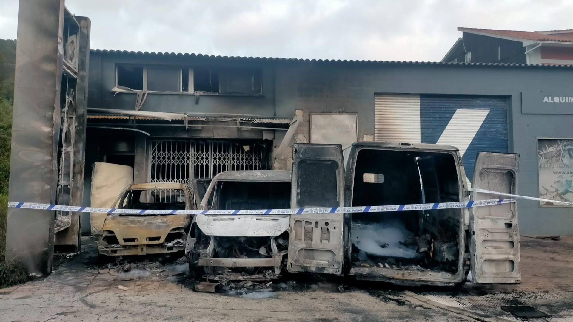 Tres vehículos quemados y una familia desalojada tras un incendio en Marín | POLICÍA LOCAL DE MARÍN