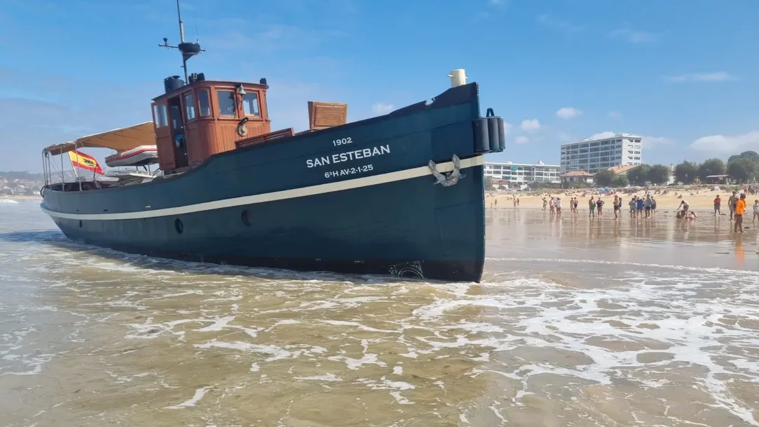 'San Esteban', el barco varado esta mañana en la playa América