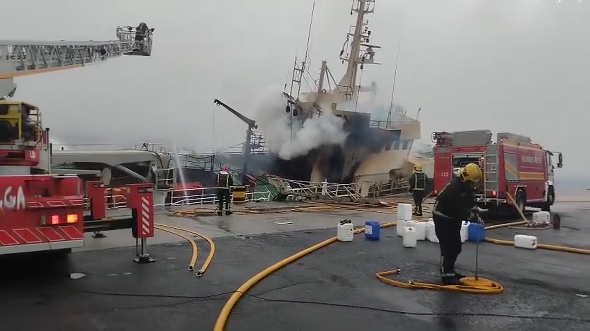 El buque Awadi, que continúa ardiendo en el puerto de Ribeira | BOMBEIROS DE BOIRO