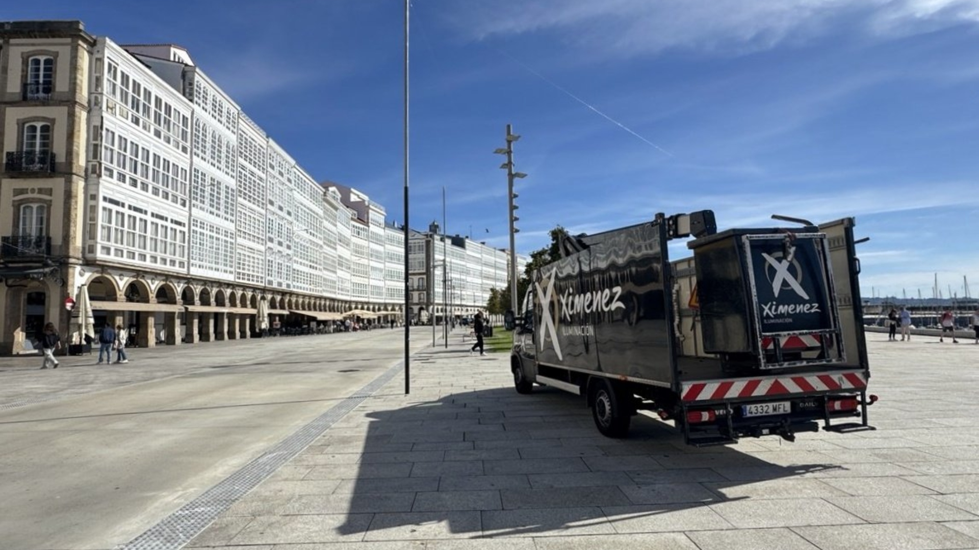 Un vehículo de Iluminaciones Ximénez trabajando en la instalación del alumbrado navideño en la Marina de A Coruña | @ELOYTP