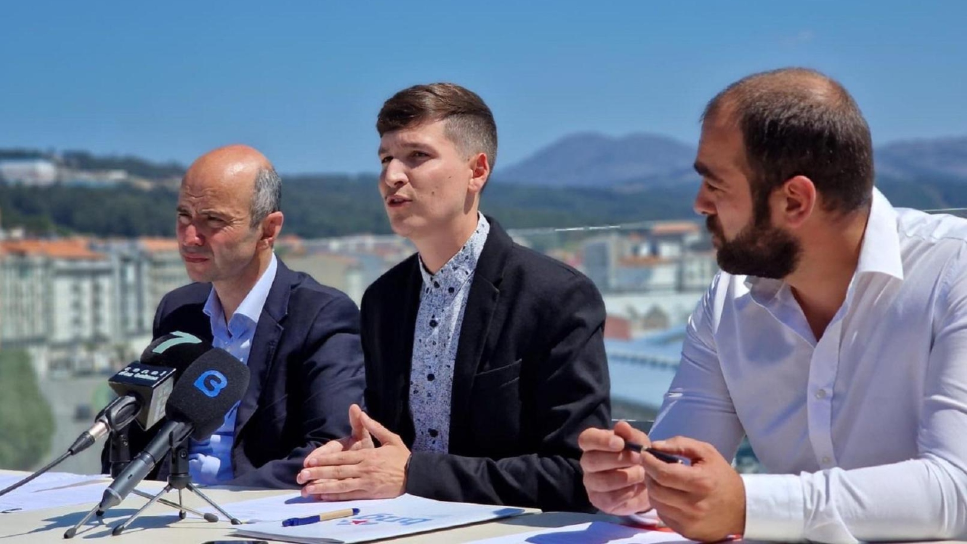 El alcalde de Ribeira, el nacionalista Luís Pérez Barral (BNG), presentado su acuerdo de Gobierno en 2023 con Vicente Mariño, del Partido Barbanza Independiente (PBBI), que ahora respalda una moción de censura con el PP | BNG DE RIBEIRA