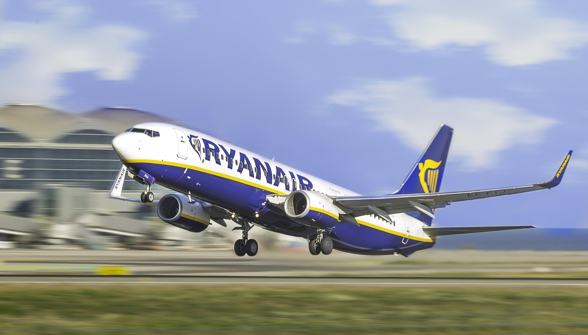 Imagen de archivo de un avión de Ryanair despegando | PIXABAY