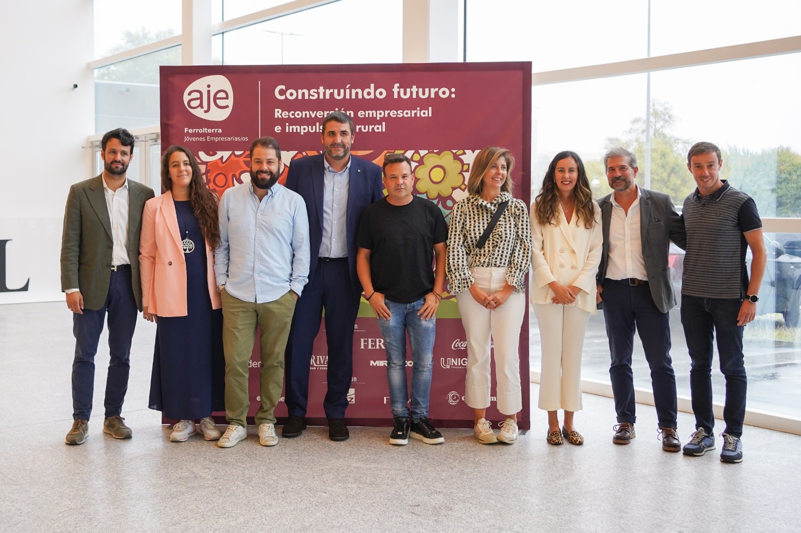 Los participantes del congreso anual de AJE Galicia, reunidos en el Auditorio de Caranza tras una jornada de debate y networking.