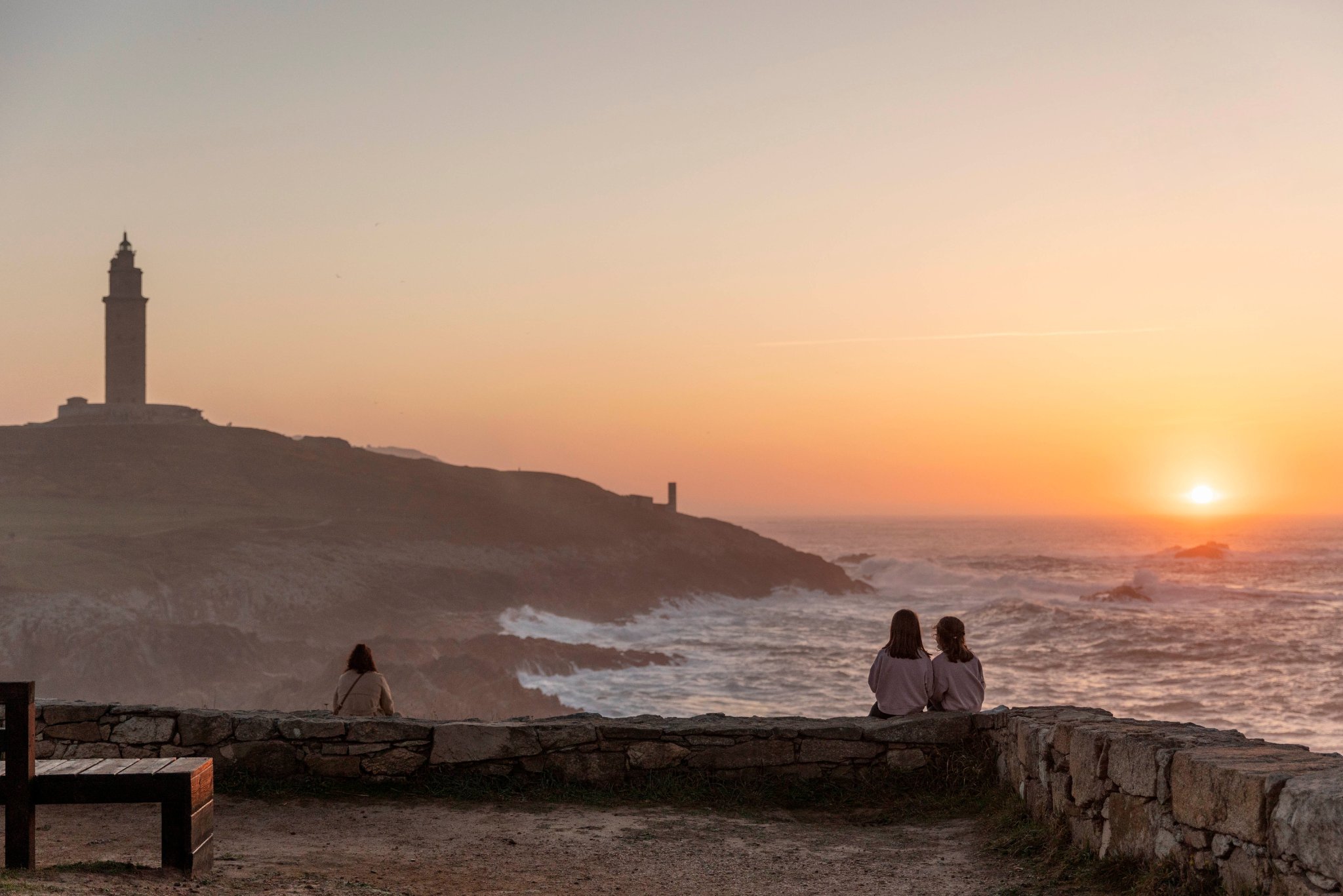 En verano, sin adelantar el reloj, los atardeceres se producirían antes —hacia las 21:00 en lugar de las 22:00—, pero las mañanas ganarían luz más temprano