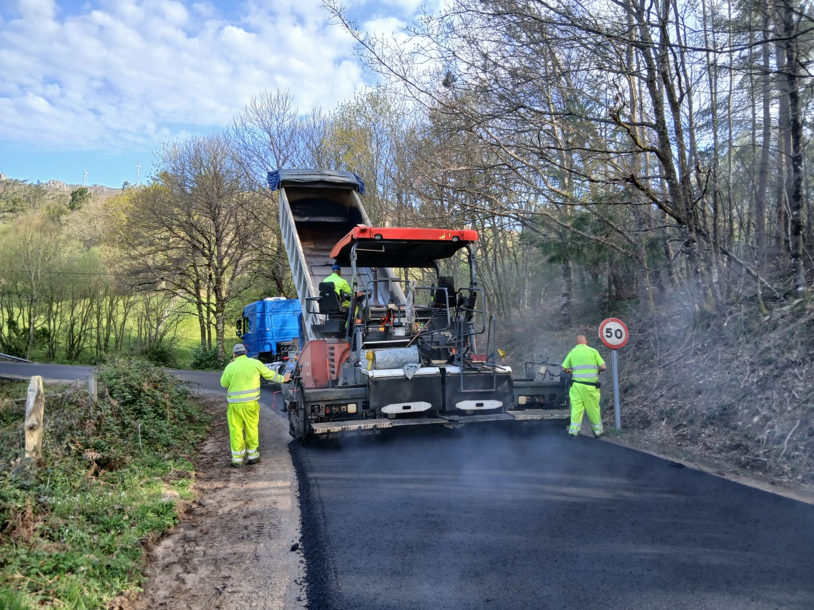 Operarios de Francisco Gómez y Cía SL durante los trabajos de pavimentación en la LU-P-2206, Xermade.