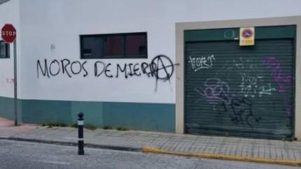 Pintada aparecida en una fachada aledaña a la mezquita As-Salam de Lugo