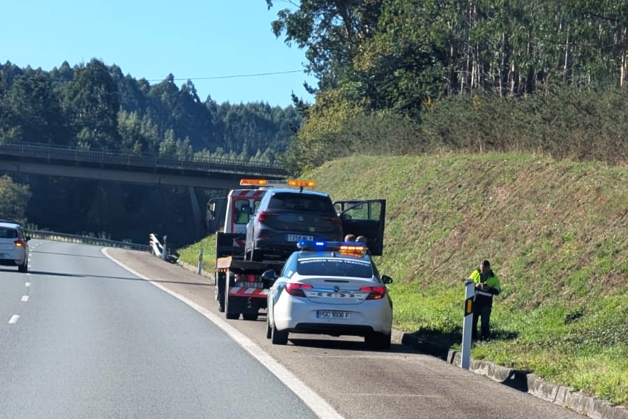 coche afectado ap9 Uno de los vehículos que sufrió el corte de las ruedas tras impactar con la plancha metálica en la AP-9, entre A Meixeira y Sigüeiro.