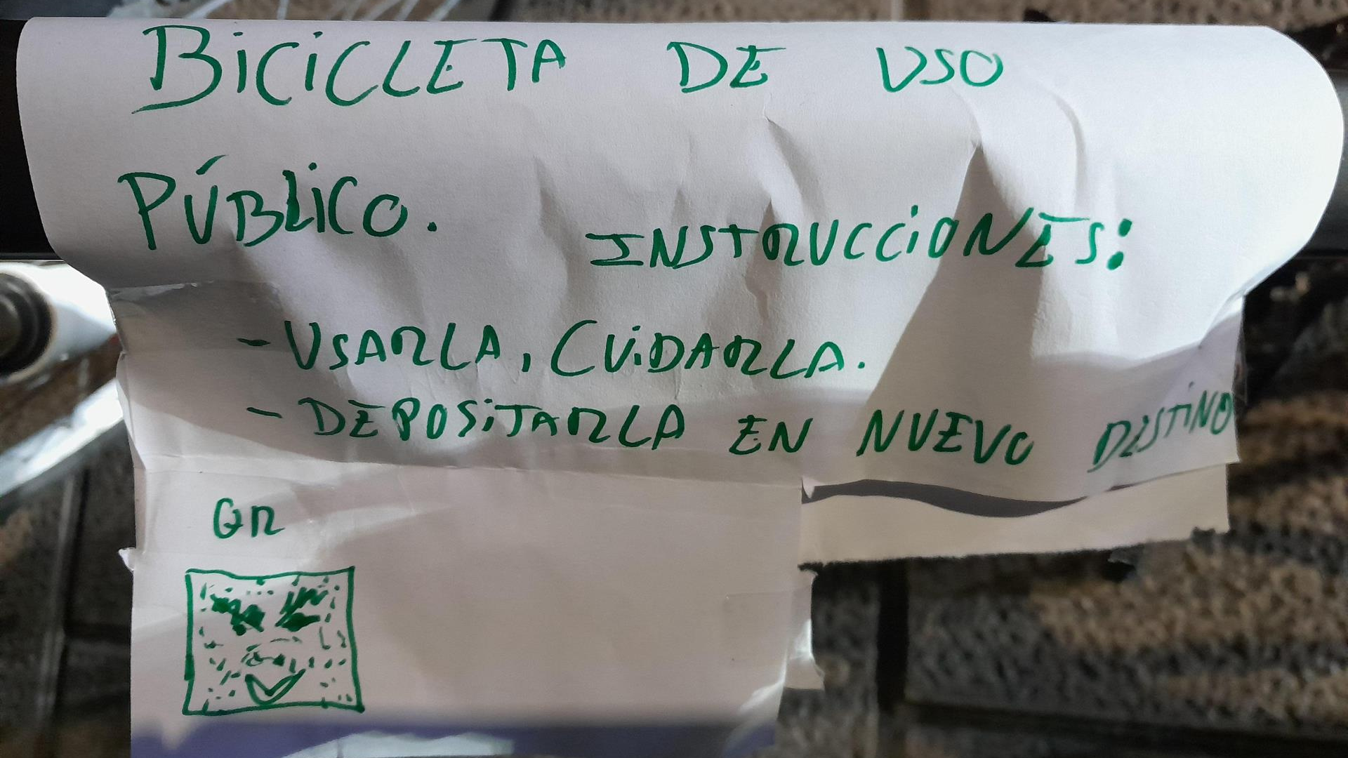 Cartel que apareció colocado en la bicicleta | POLICÍA LOCAL DE LUGO