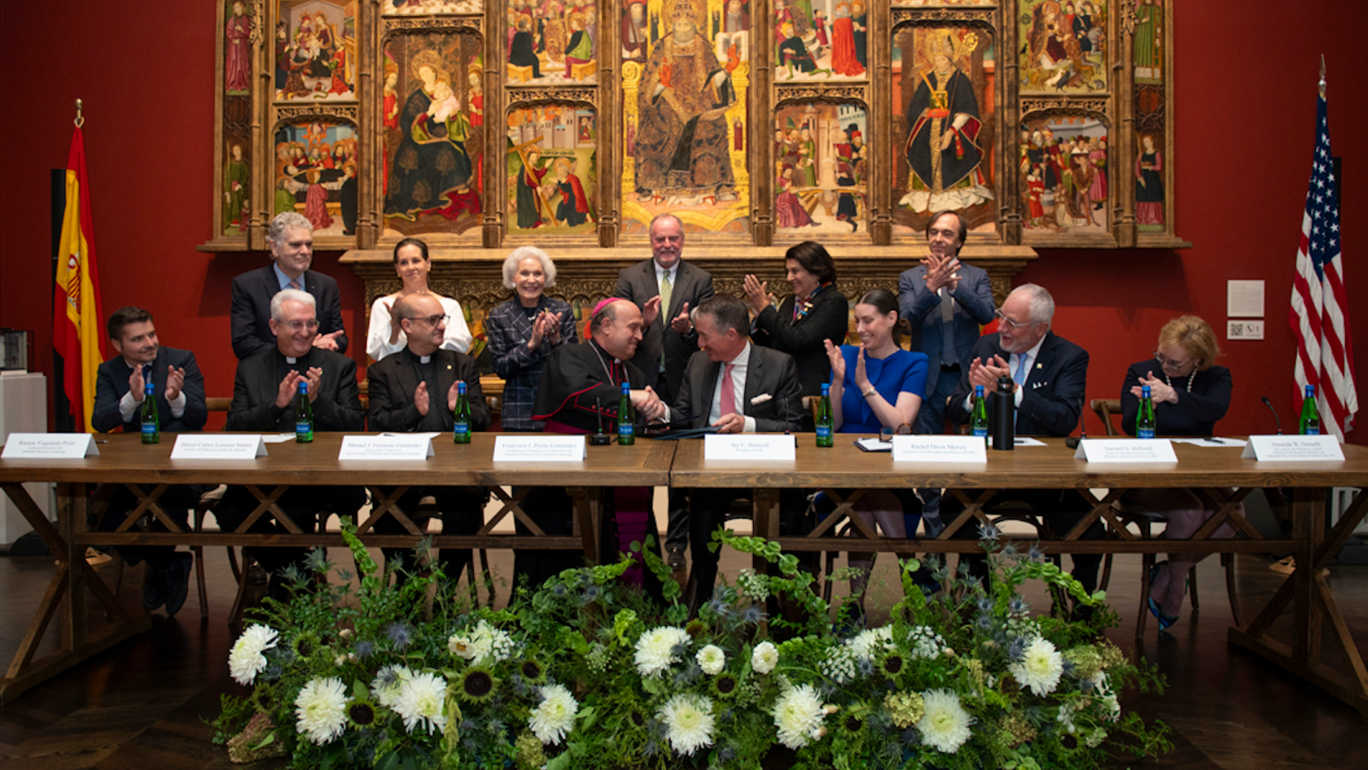 El Arzobispo y representantes de la Catedral en Dallas con representantes del Meadows Museum