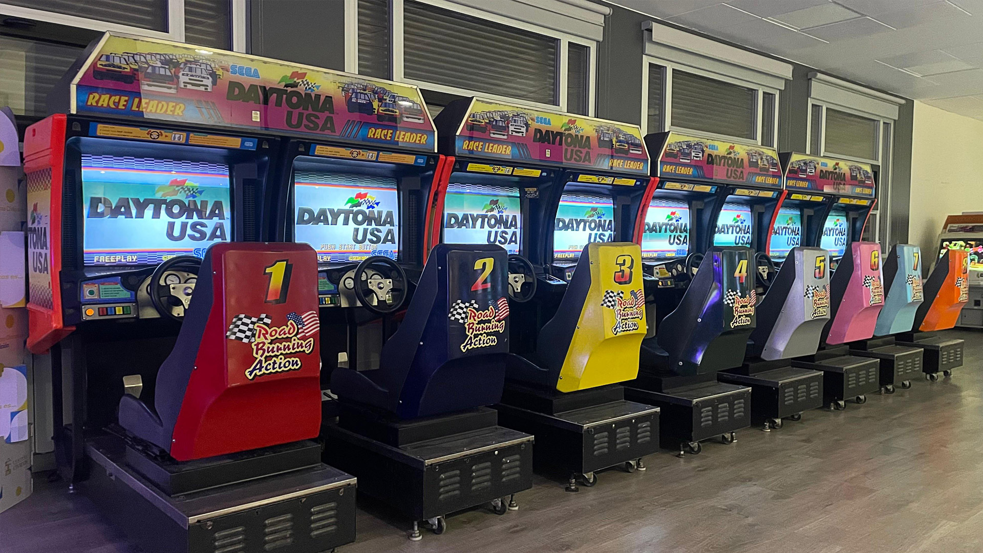 Las máquinas recreativas contarán con un espacio muy especial con una máquina de Daytona USA del año 93 que permitirá jugar hasta 8 personas simultáneamente.