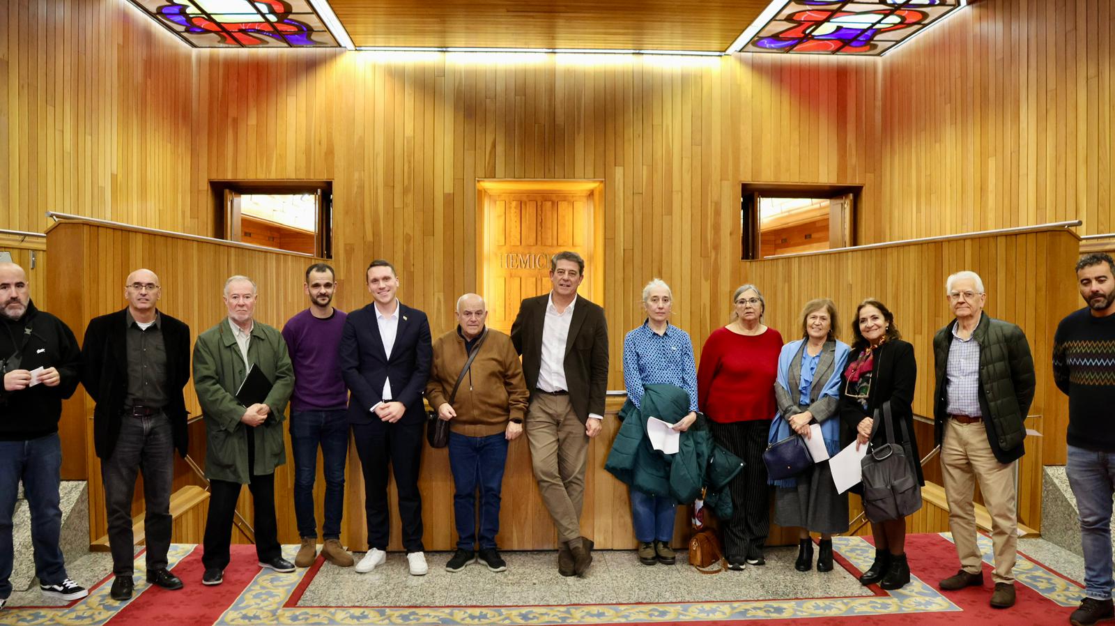 Miembros del Foro Cidadán polo Ferrocarril con diputados los diputados socialistas tras el pleno de esta mañana en el parlamento gallego