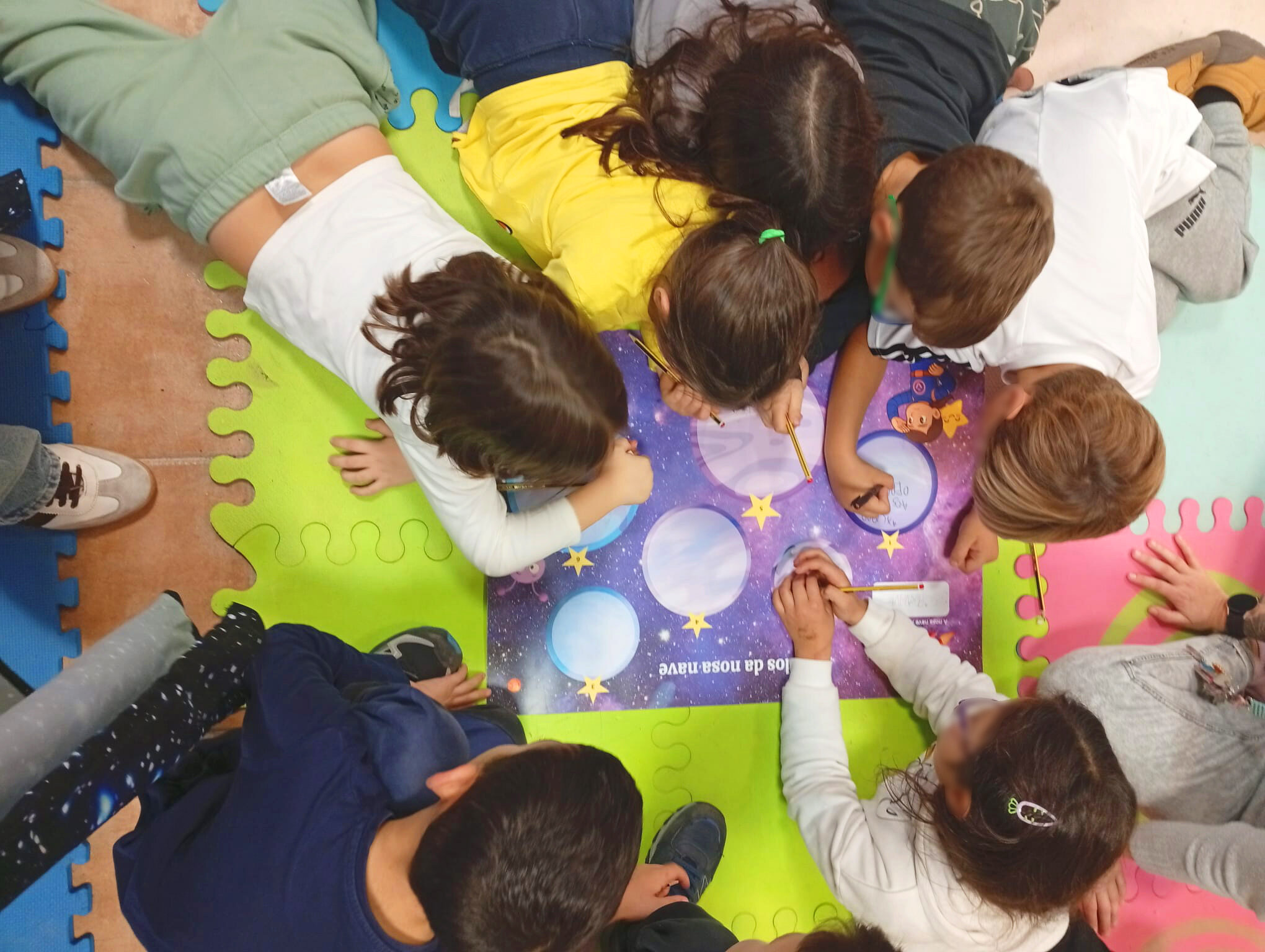 La entidad insiste en que una parte del problema está en la falta de presencia y de implicación de la sociedad en los espacios donde niños, niñas y adolescentes pasan gran parte de su tiempo