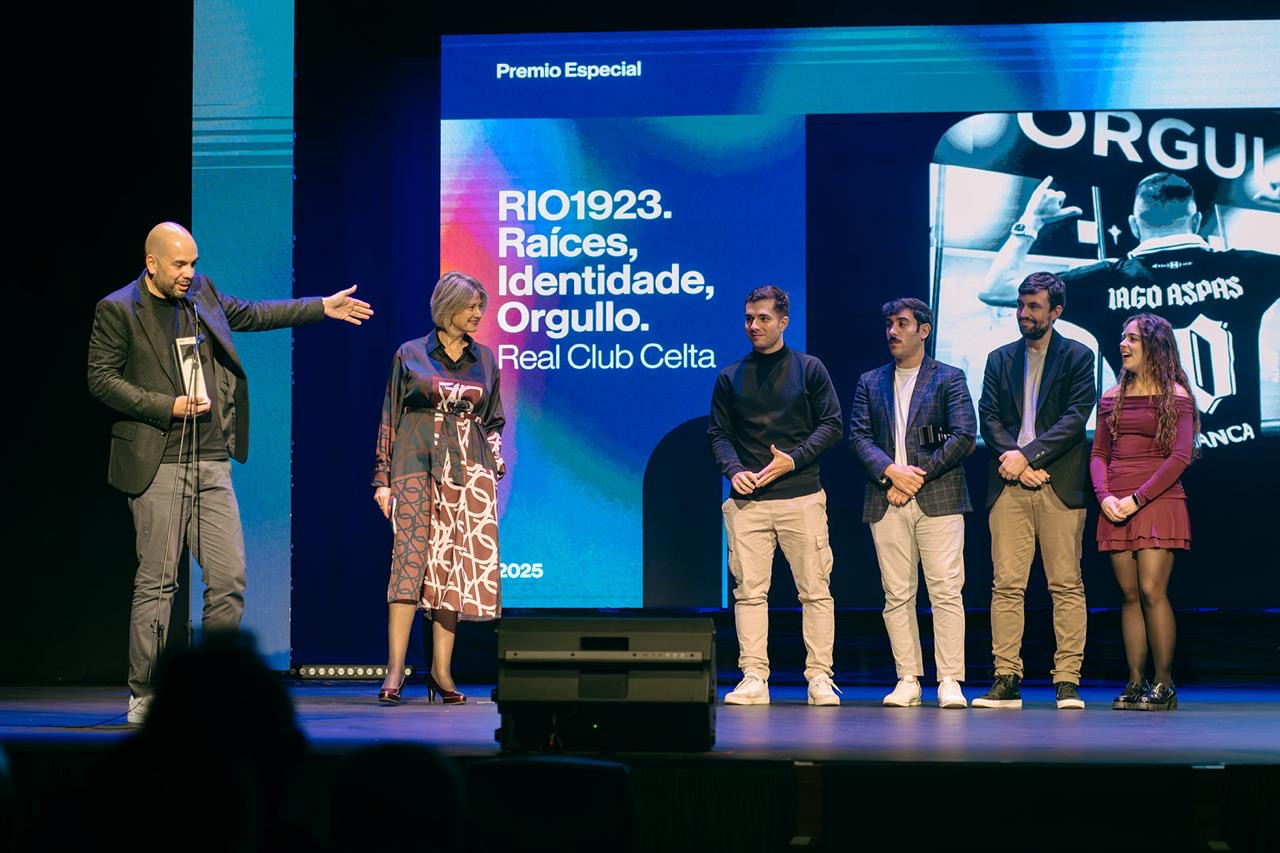 El Real Club Celta, protagonista del décimo aniversario de los Premios Paraugas, tras recibir el Paraugas de Ouro por la campaña «RIO1923. Raíces, Identidade, Orgullo» en el Teatro Jofre