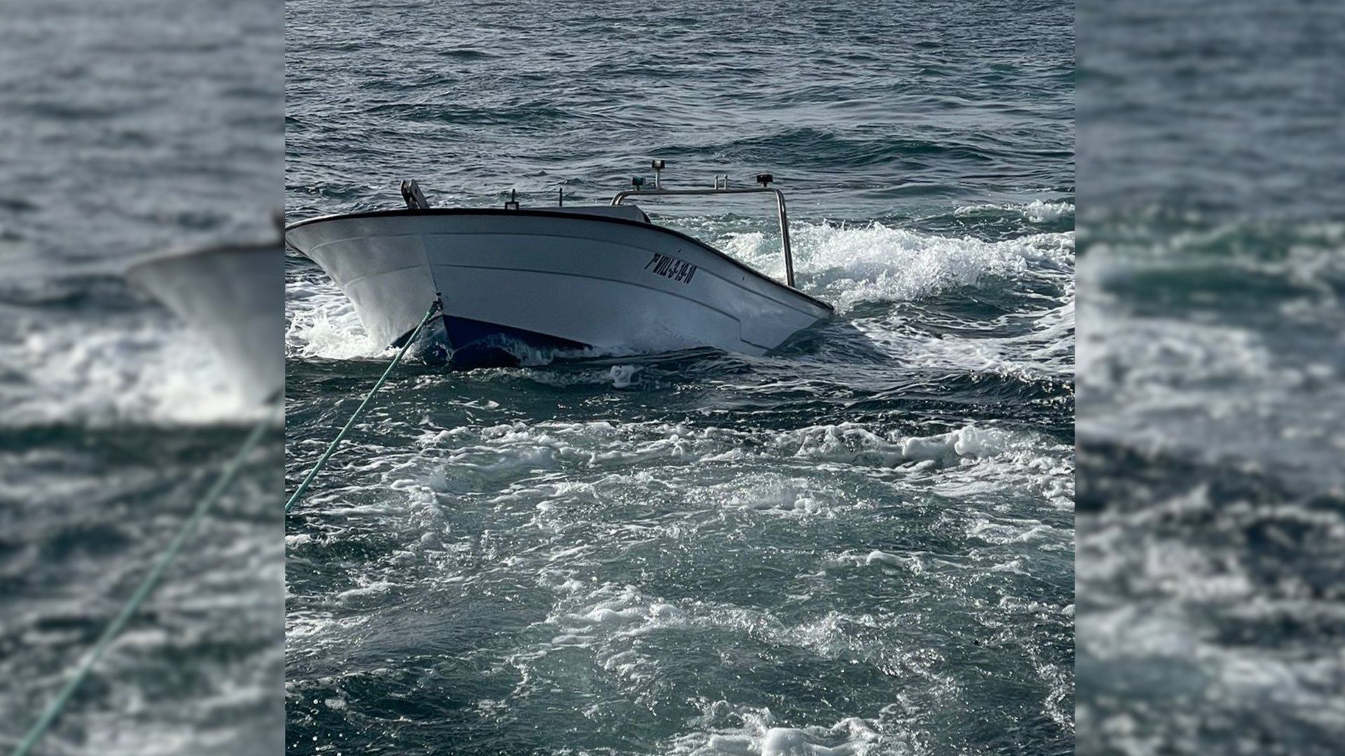 Rescatan a tres tripulantes al volcar su embarcación en la costa de Corcubión