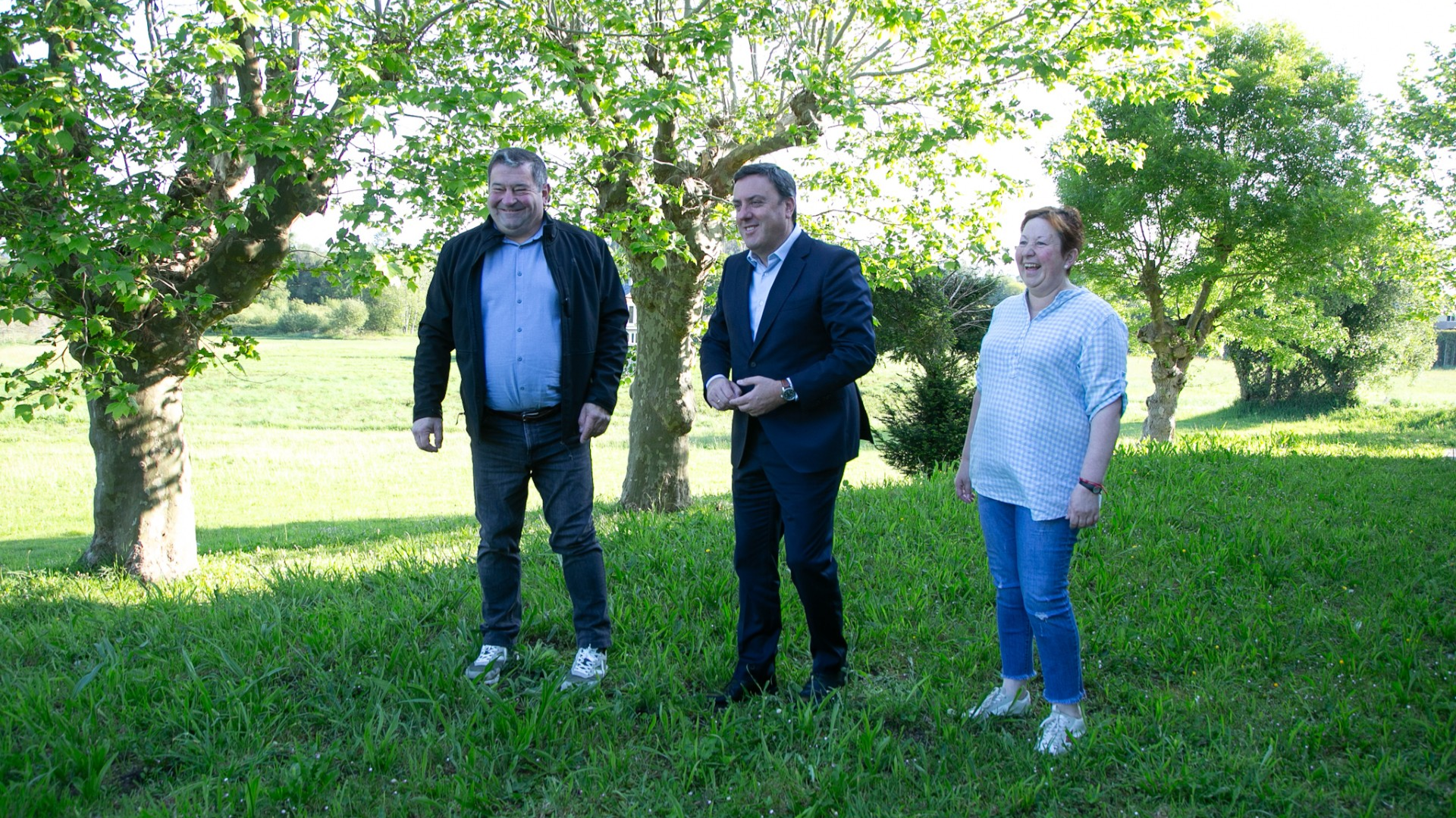 El presidente de la Deputación y el alcalde de A Capela en la parcela donde se construirá el aparcamiento disuasorio