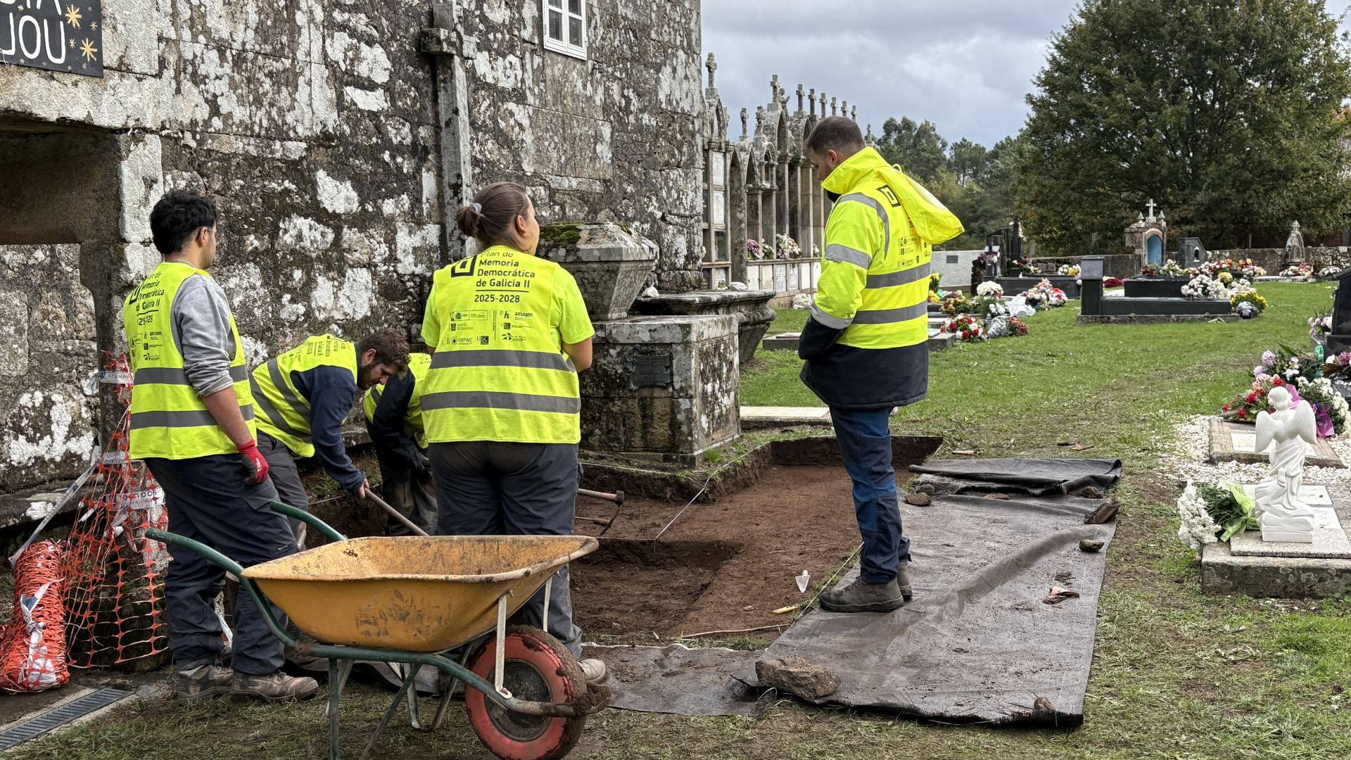 Comezan os traballos na fosa de Santa María de Luou, en Teo
