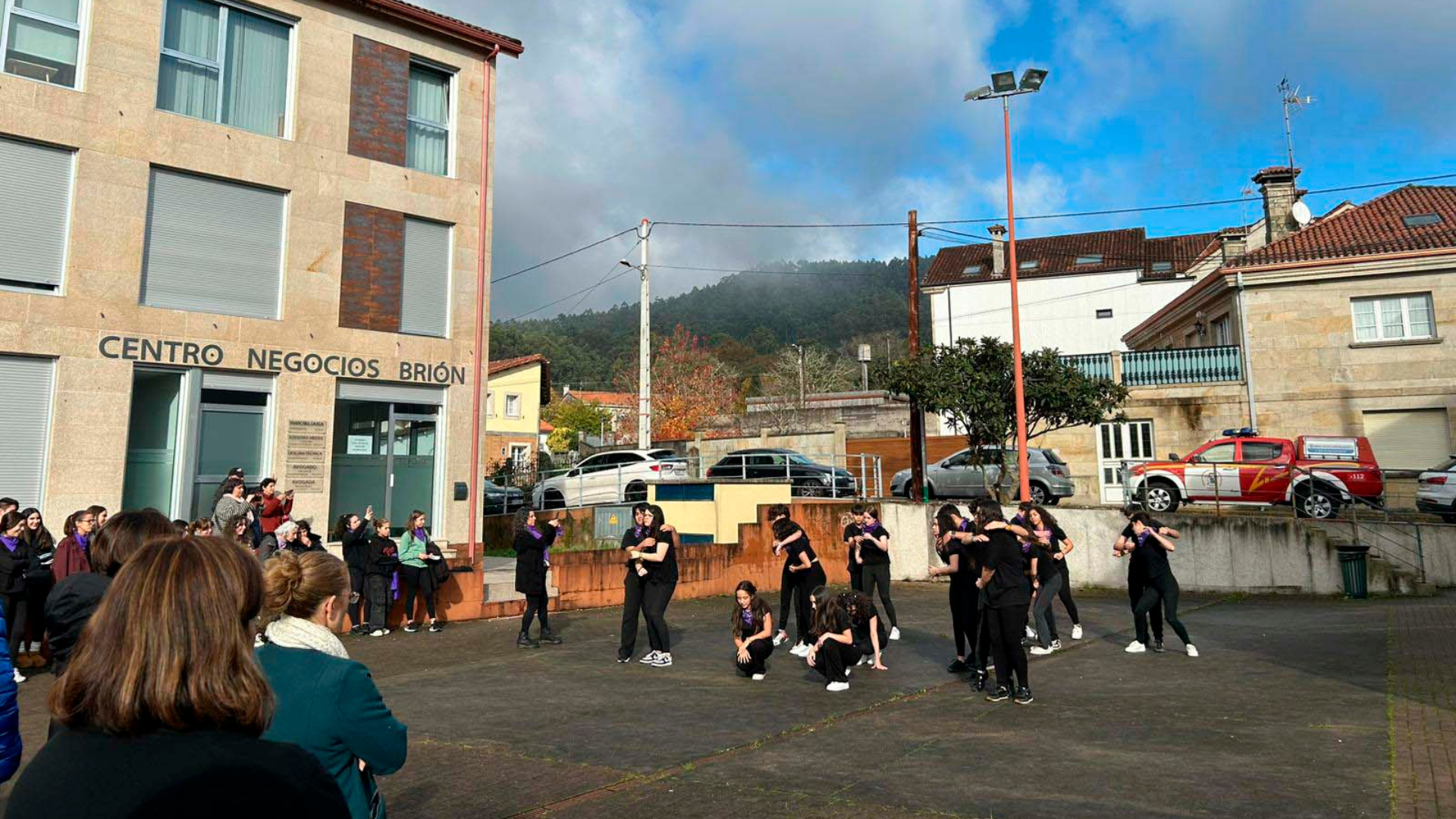 Brión conmemora el 25N con una performance de Teatro das Maniotas