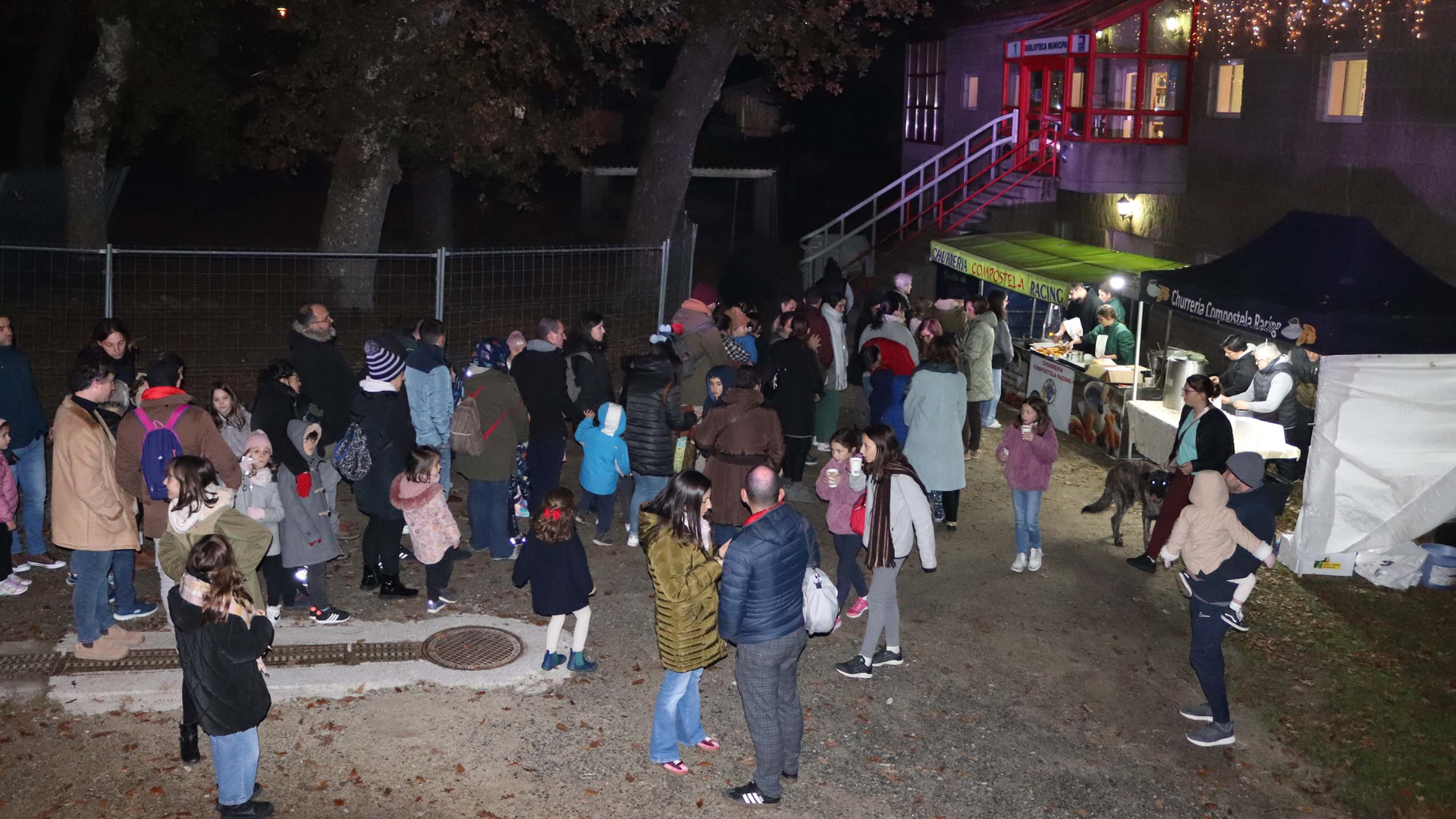 Brión celebra su Feria de Navidad con el encendido del alumbrado y un magosto popular